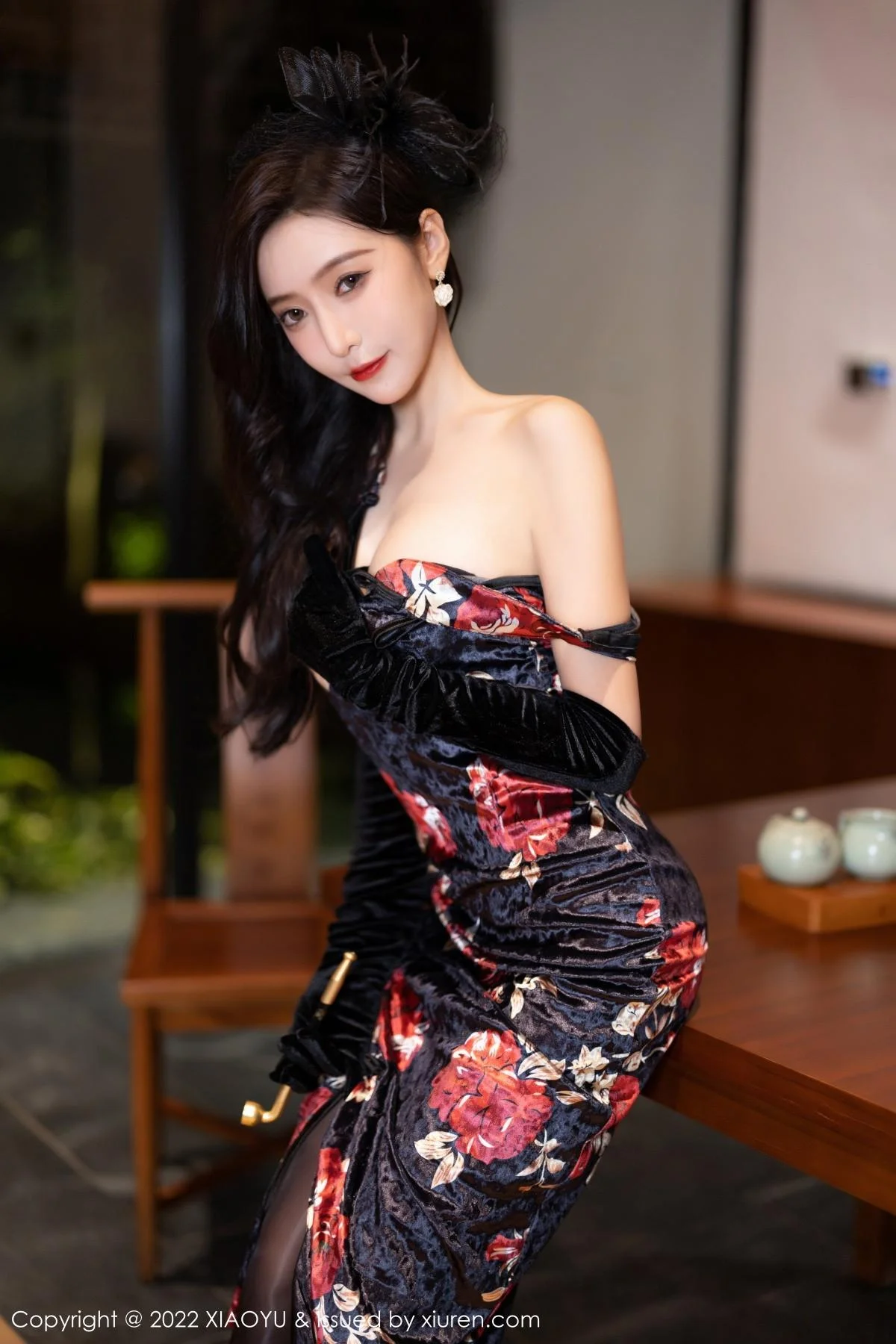 王馨瑶yanni脱性感深色旗袍露红色内衣配开档黑丝绝美写真 第 96 张