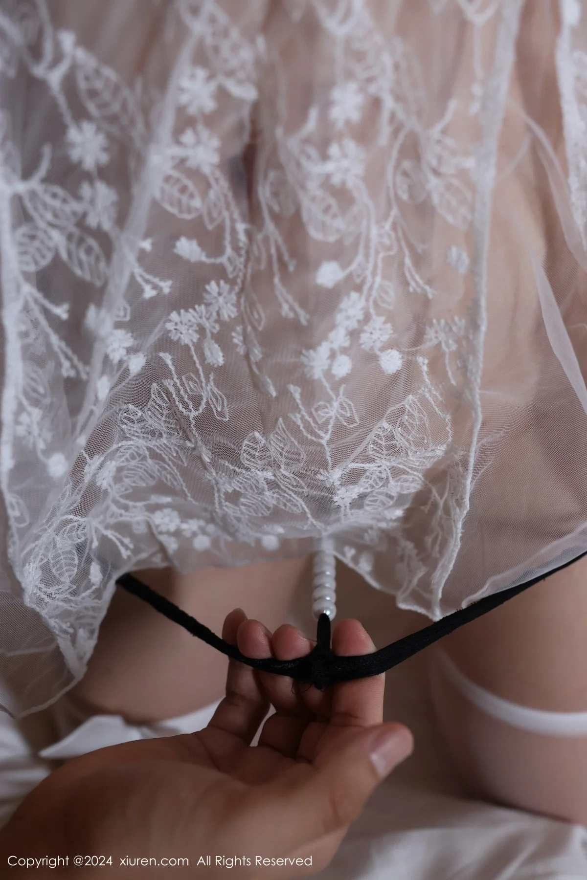 小薯条nienie性感白色连衣短裙配白丝袜秀完美身材绝美写真 第 150 张