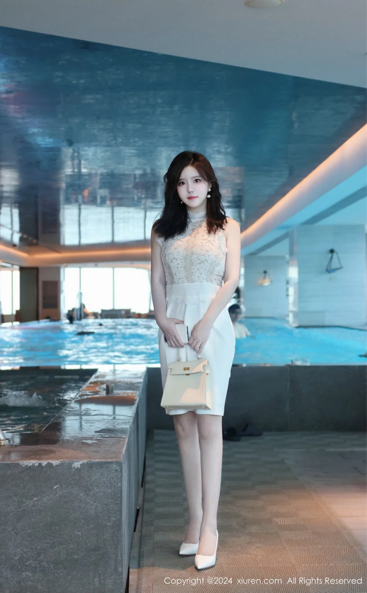 小薯条nienie性感白色连衣短裙配白丝袜秀完美身材绝美写真 第 38 张