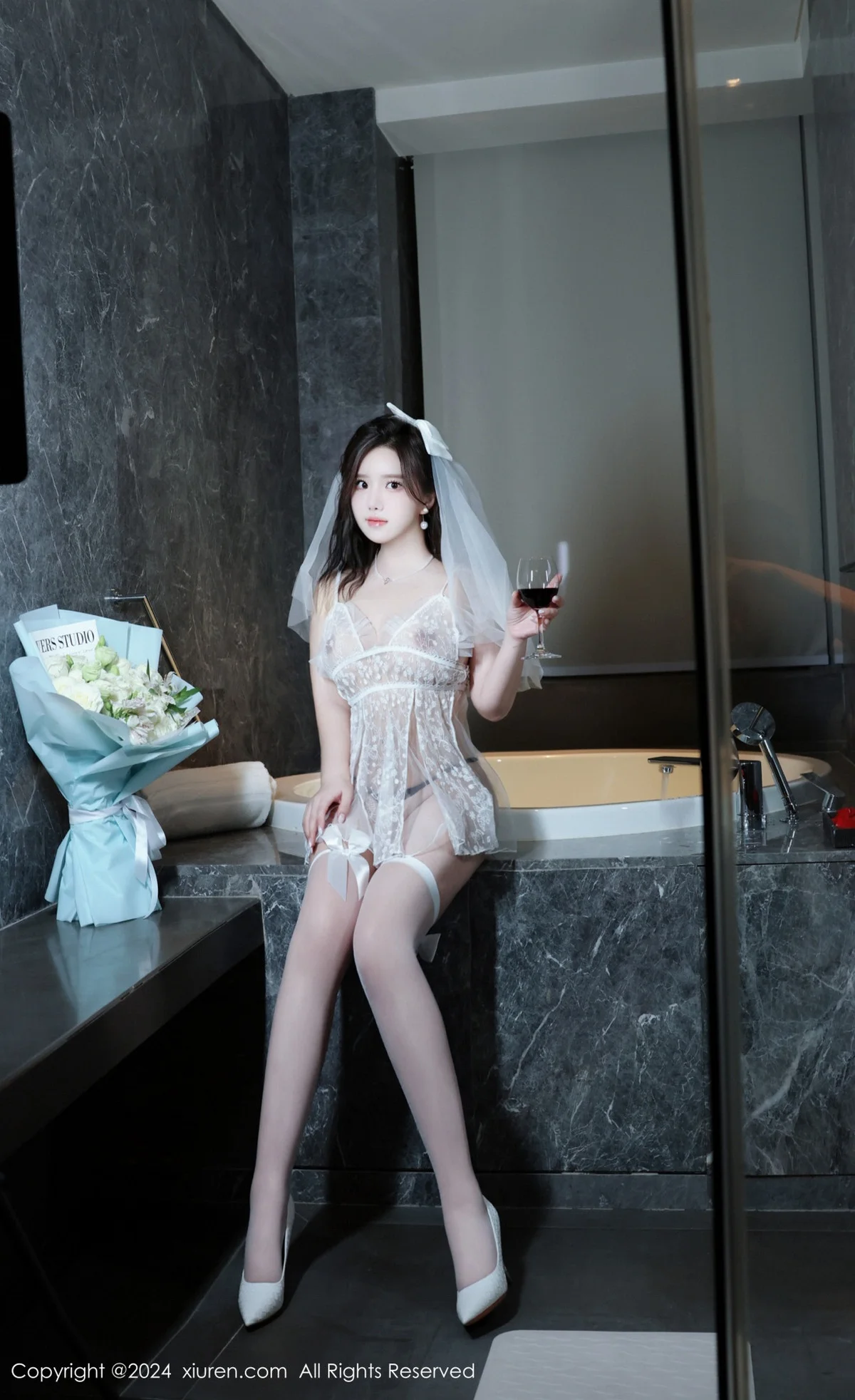 小薯条nienie性感白色连衣短裙配白丝袜秀完美身材绝美写真 第 76 张