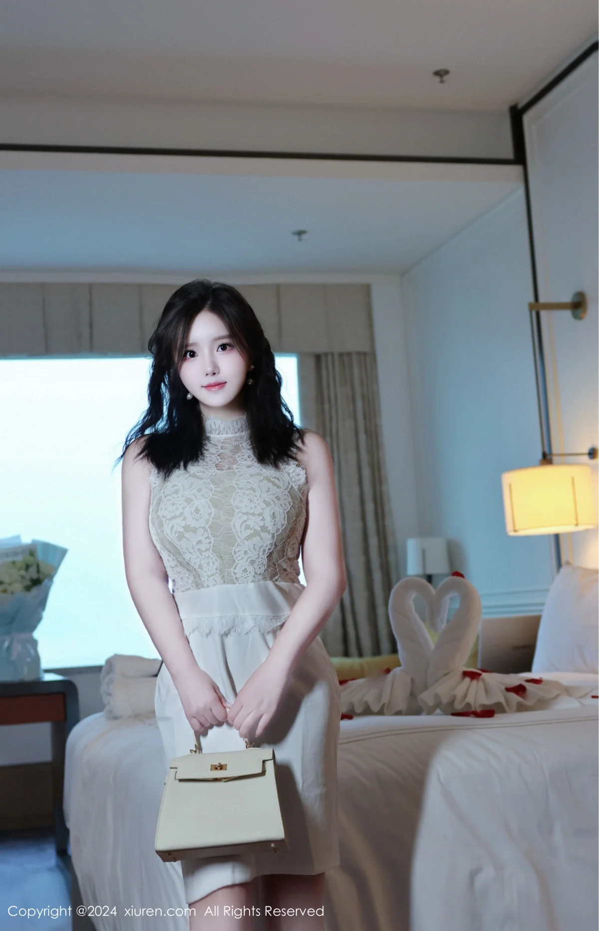 小薯条nienie性感白色连衣短裙配白丝袜秀完美身材绝美写真 第 82 张