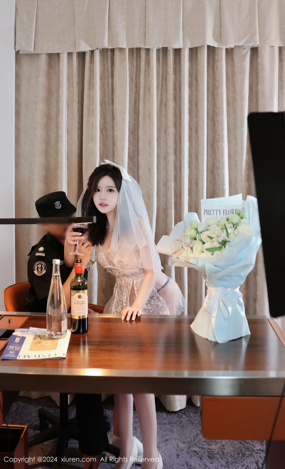 小薯条nienie性感白色连衣短裙配白丝袜秀完美身材绝美写真 第 91 张
