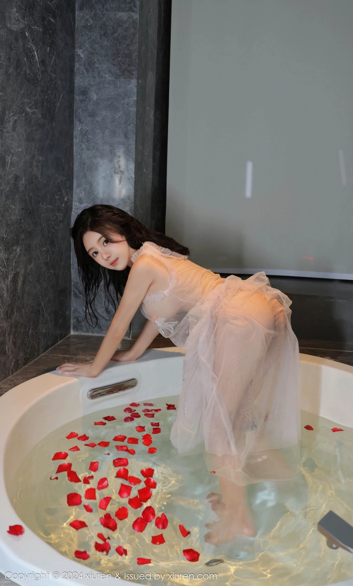 小薯条nienie户外性感女仆装配超薄肉丝秀惹火身材绝美写真 第 146 张