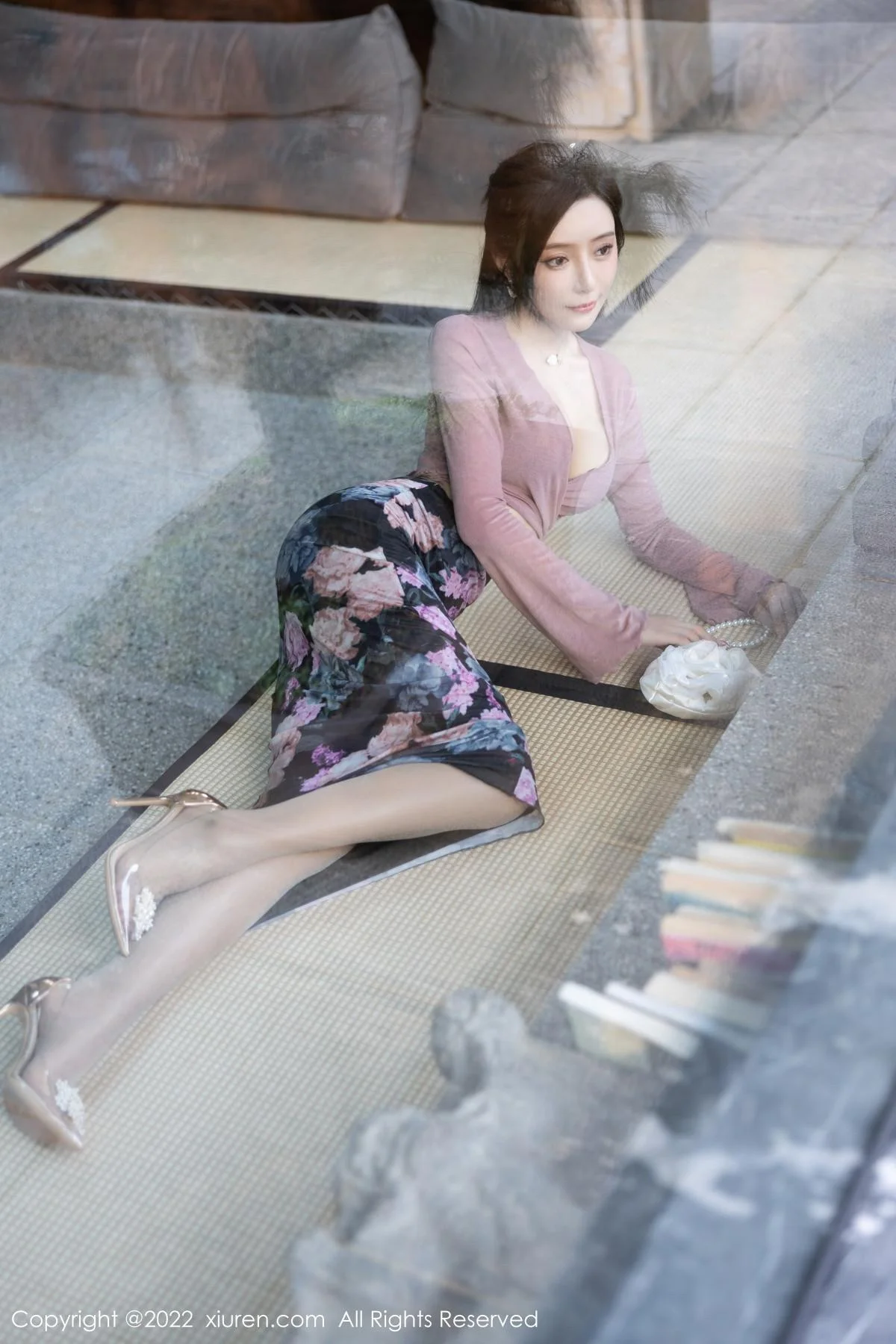 王馨瑶yanni粉灰色上衣配花色长裙露蕾丝内衣撩人绝美写真 第 10 张