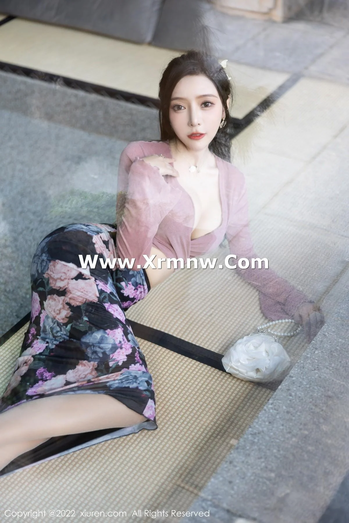 王馨瑶yanni粉灰色上衣配花色长裙露蕾丝内衣撩人绝美写真 第 11 张