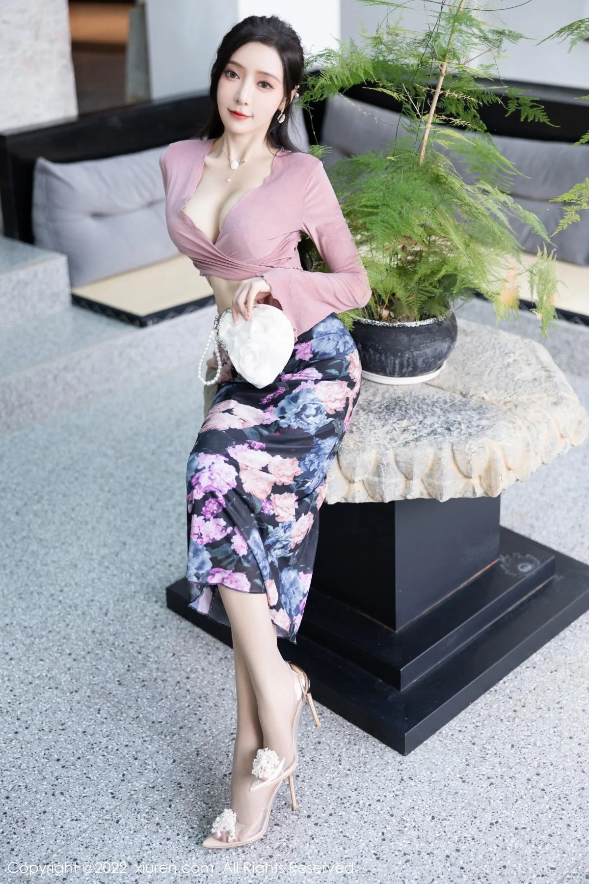 王馨瑶yanni粉灰色上衣配花色长裙露蕾丝内衣撩人绝美写真 第 12 张