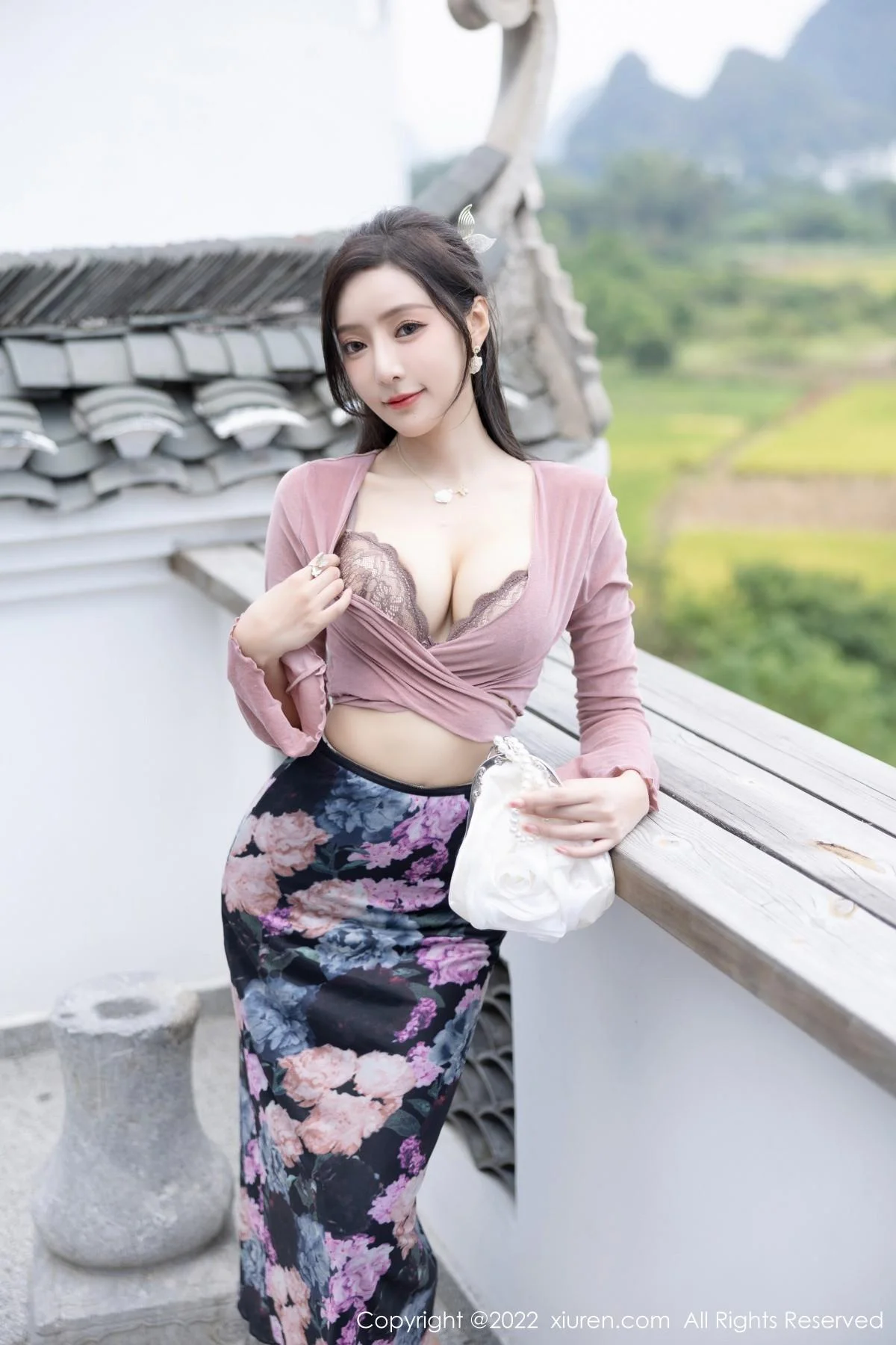 王馨瑶yanni粉灰色上衣配花色长裙露蕾丝内衣撩人绝美写真 第 14 张