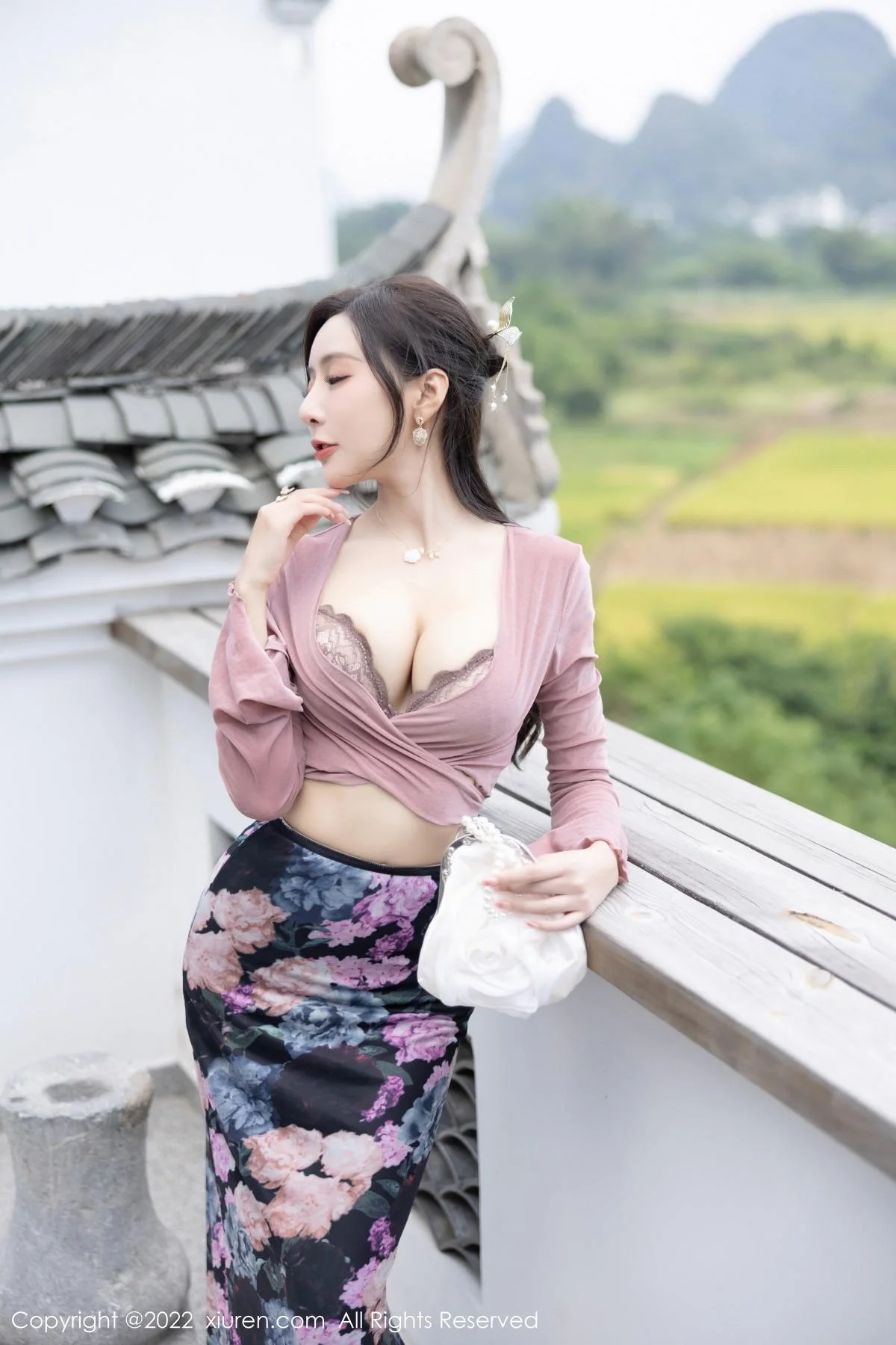 王馨瑶yanni粉灰色上衣配花色长裙露蕾丝内衣撩人绝美写真 第 15 张