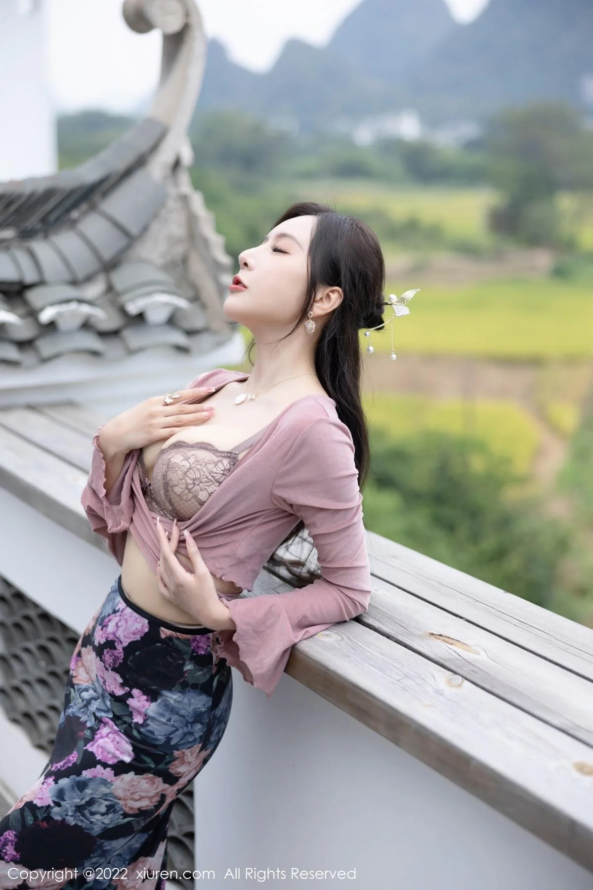 王馨瑶yanni粉灰色上衣配花色长裙露蕾丝内衣撩人绝美写真 第 16 张