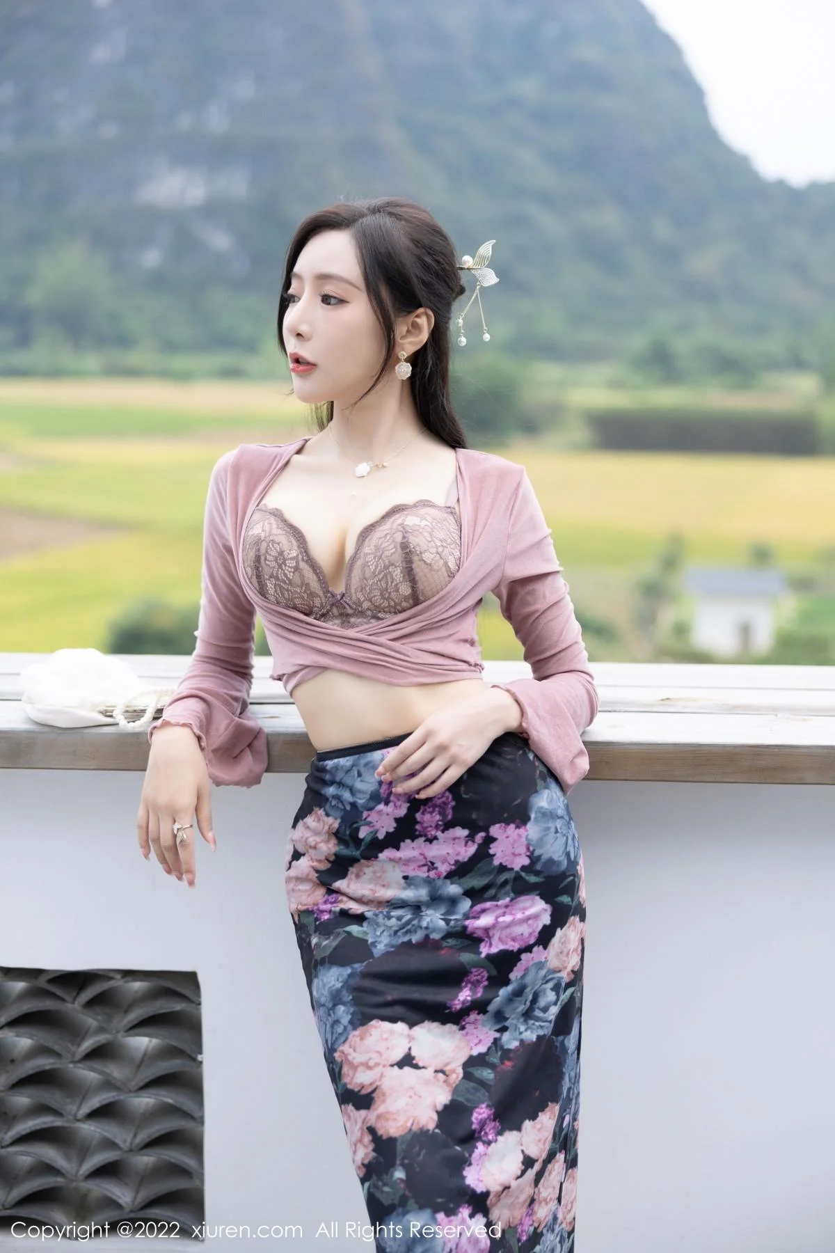 王馨瑶yanni粉灰色上衣配花色长裙露蕾丝内衣撩人绝美写真 第 17 张