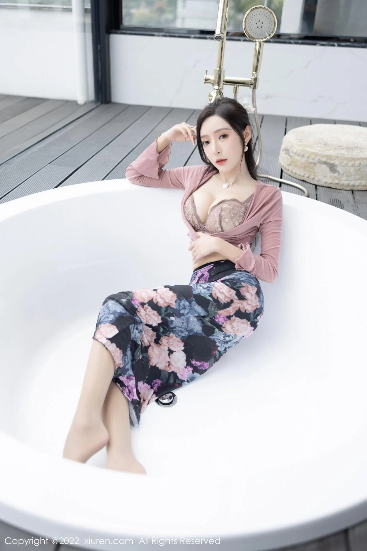 王馨瑶yanni粉灰色上衣配花色长裙露蕾丝内衣撩人绝美写真 第 19 张