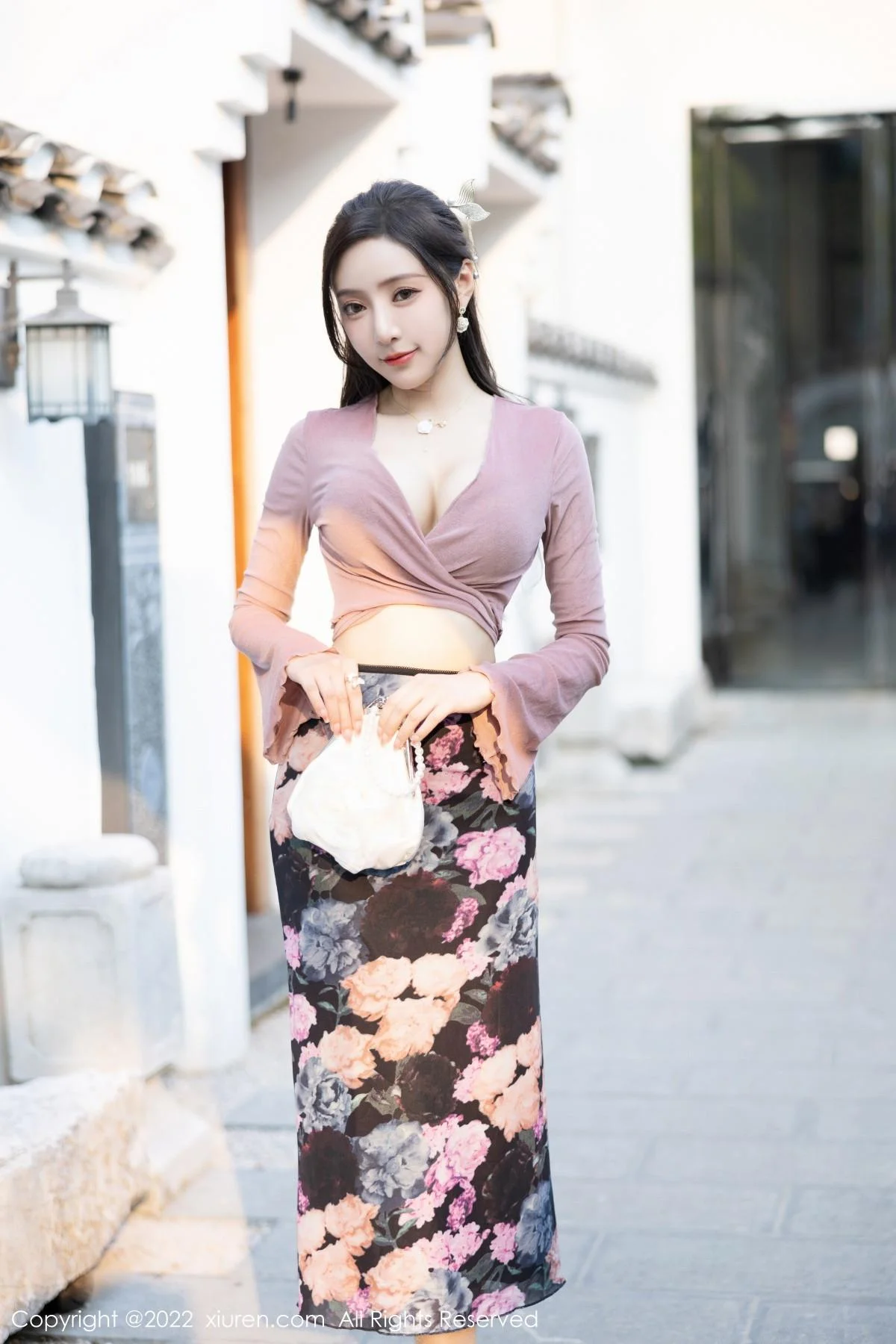 王馨瑶yanni粉灰色上衣配花色长裙露蕾丝内衣撩人绝美写真 第 2 张