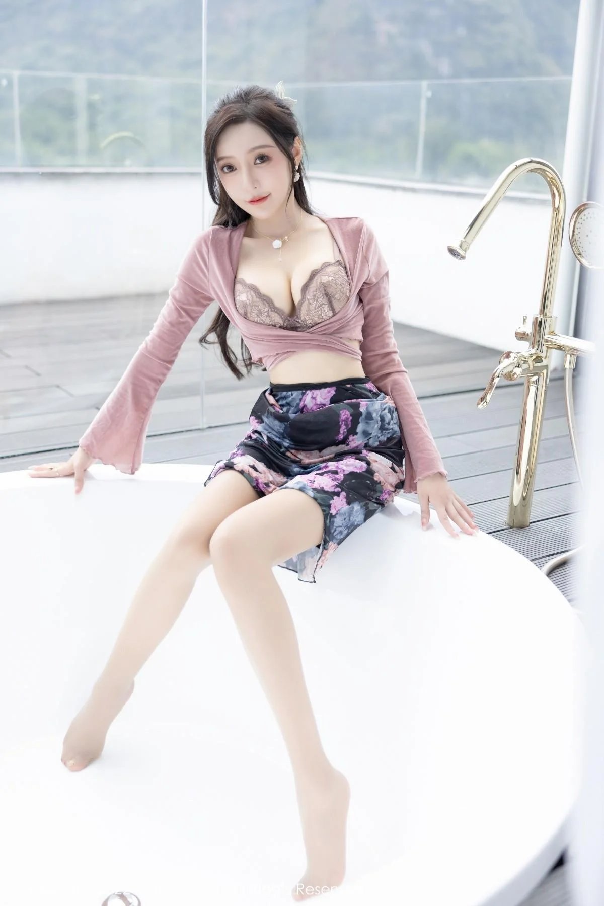 王馨瑶yanni粉灰色上衣配花色长裙露蕾丝内衣撩人绝美写真 第 21 张