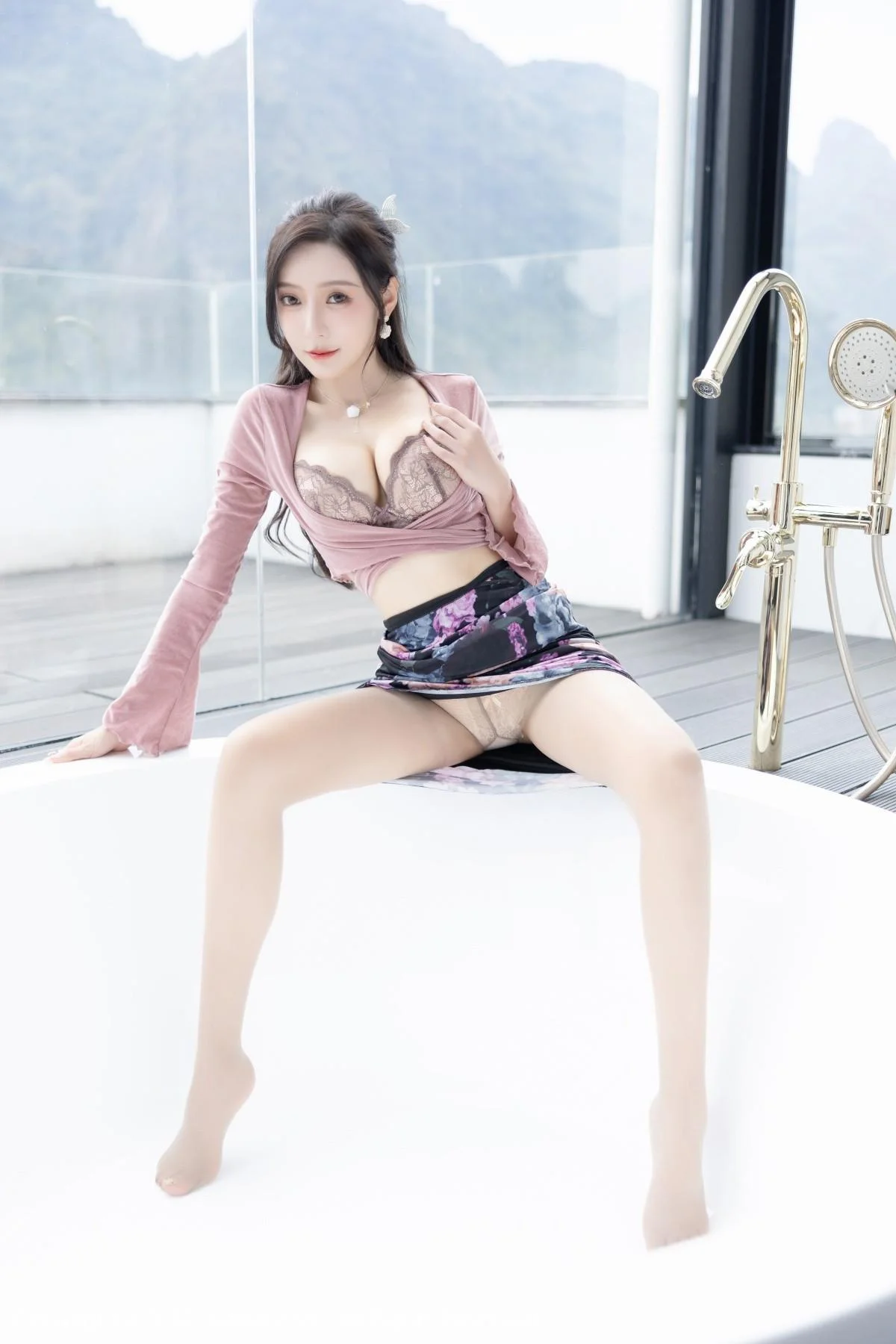 王馨瑶yanni粉灰色上衣配花色长裙露蕾丝内衣撩人绝美写真 第 23 张