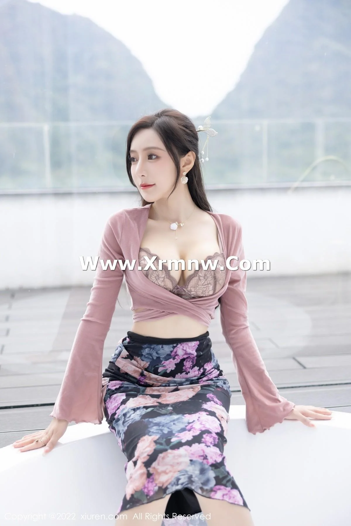 王馨瑶yanni粉灰色上衣配花色长裙露蕾丝内衣撩人绝美写真 第 27 张