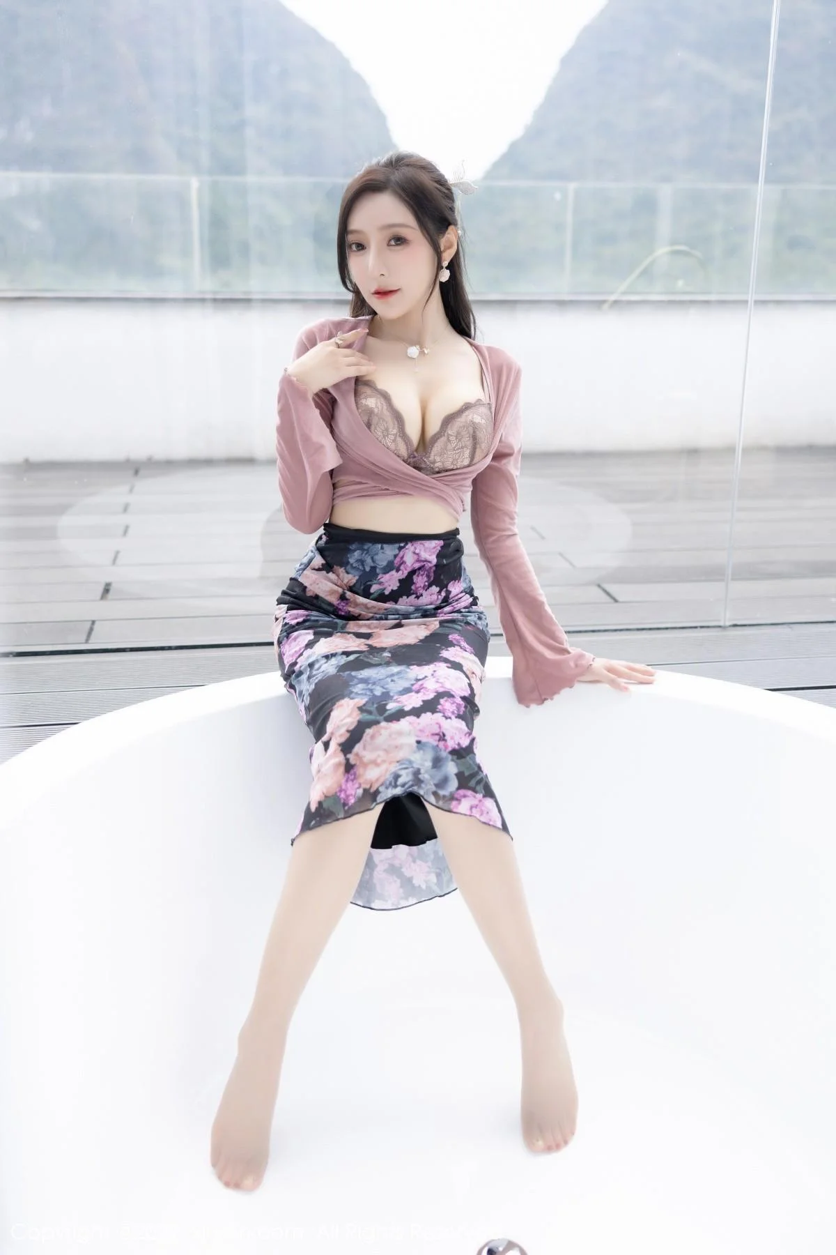 王馨瑶yanni粉灰色上衣配花色长裙露蕾丝内衣撩人绝美写真 第 28 张