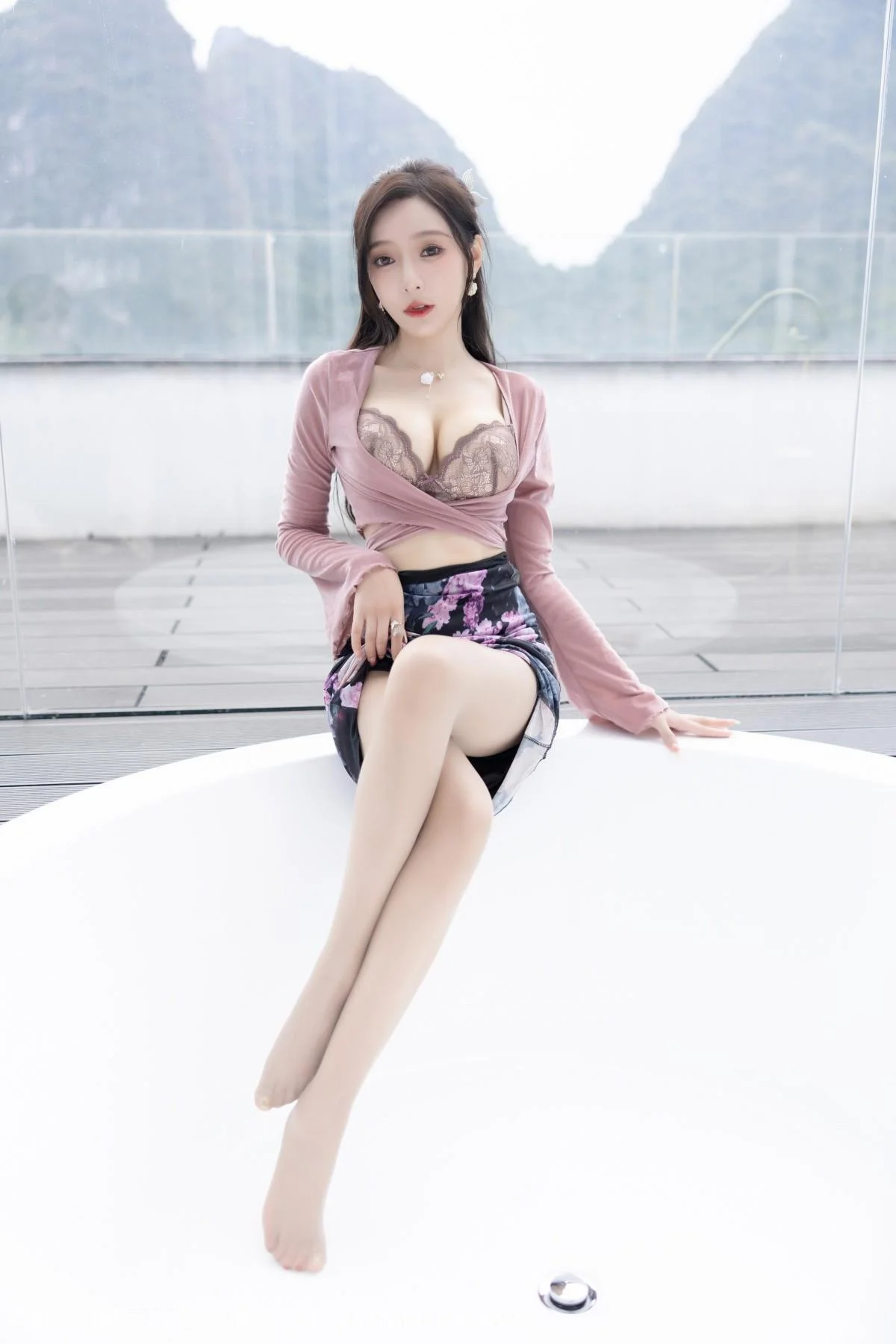 王馨瑶yanni粉灰色上衣配花色长裙露蕾丝内衣撩人绝美写真 第 29 张