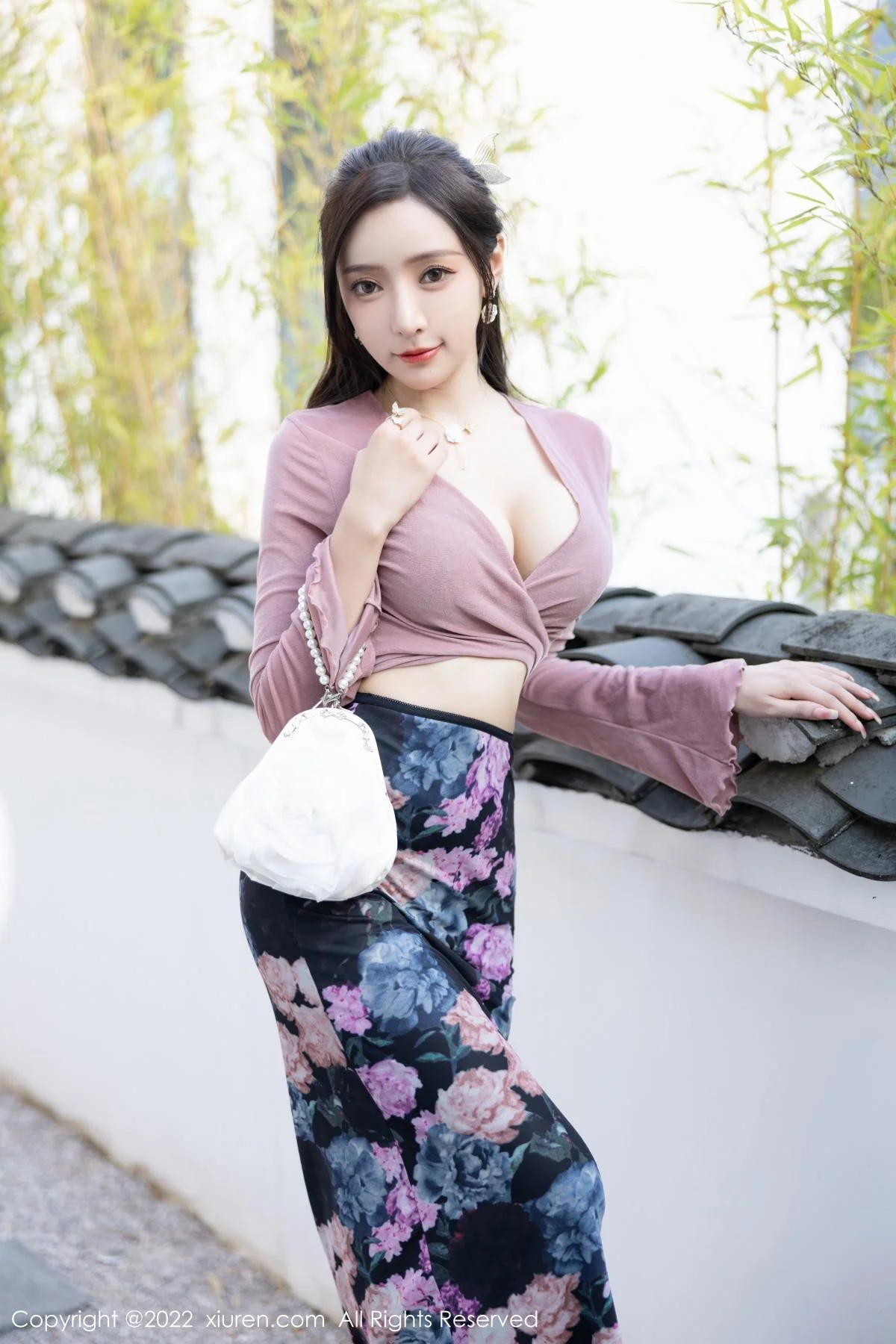 王馨瑶yanni粉灰色上衣配花色长裙露蕾丝内衣撩人绝美写真 第 3 张