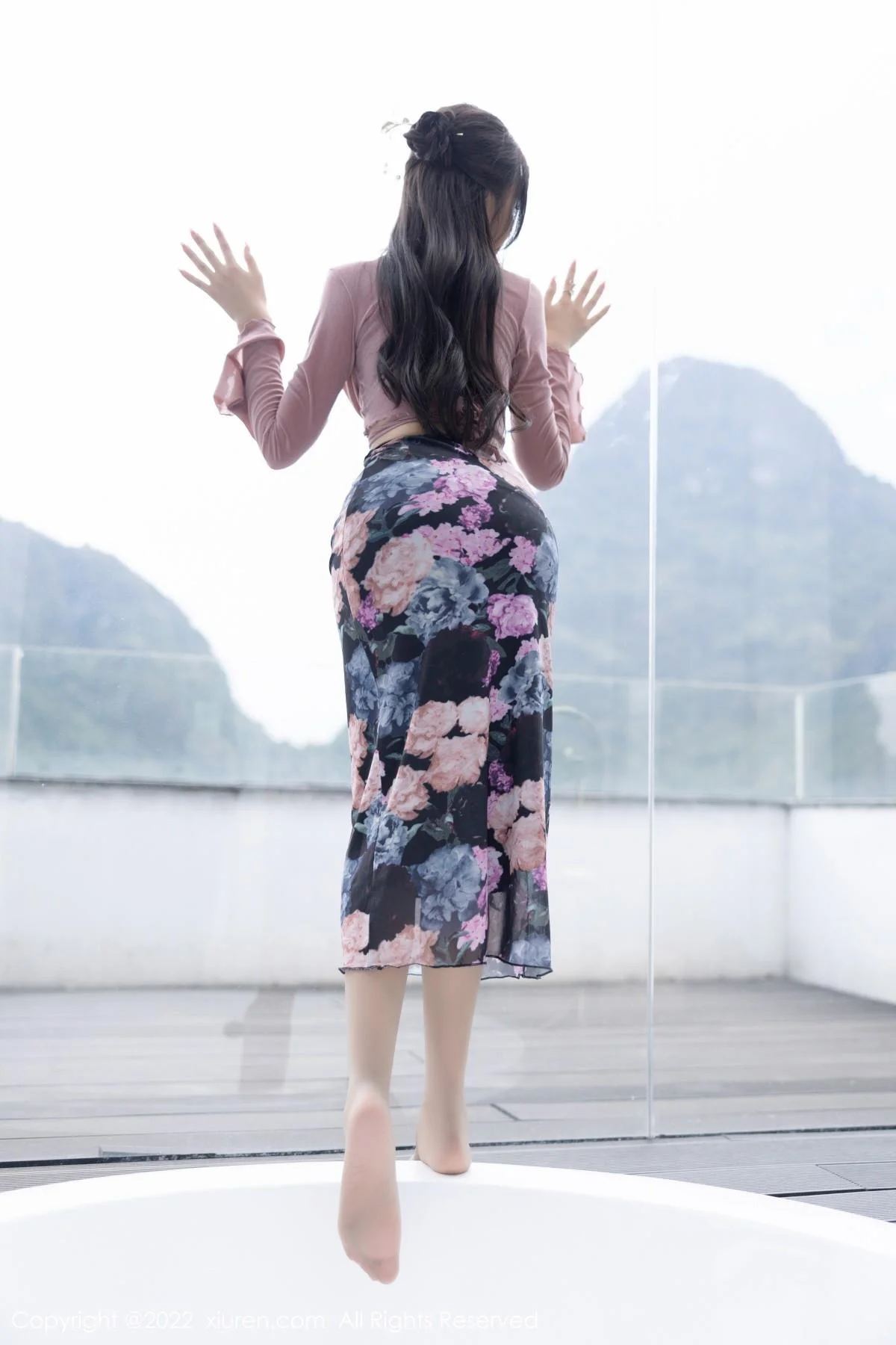 王馨瑶yanni粉灰色上衣配花色长裙露蕾丝内衣撩人绝美写真 第 30 张