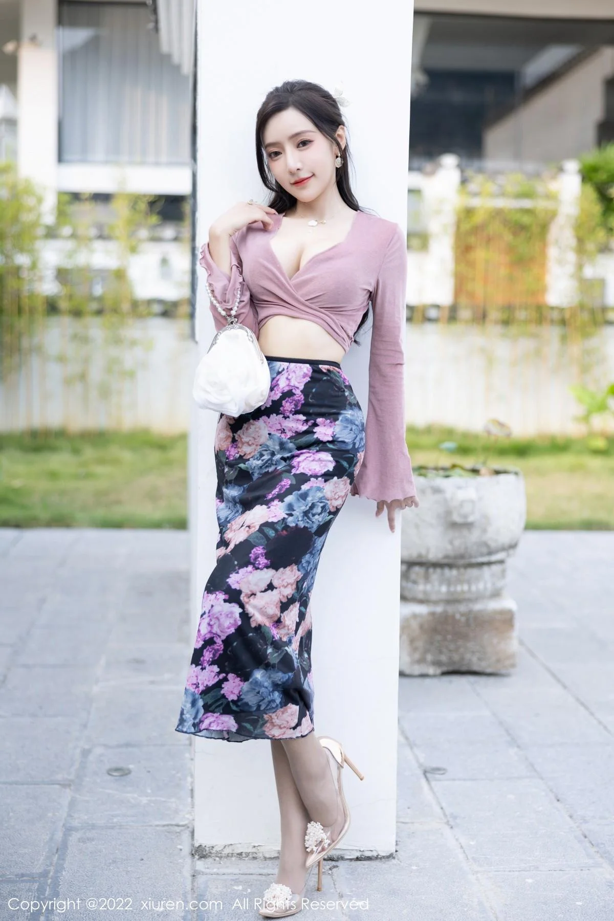 王馨瑶yanni粉灰色上衣配花色长裙露蕾丝内衣撩人绝美写真 第 5 张