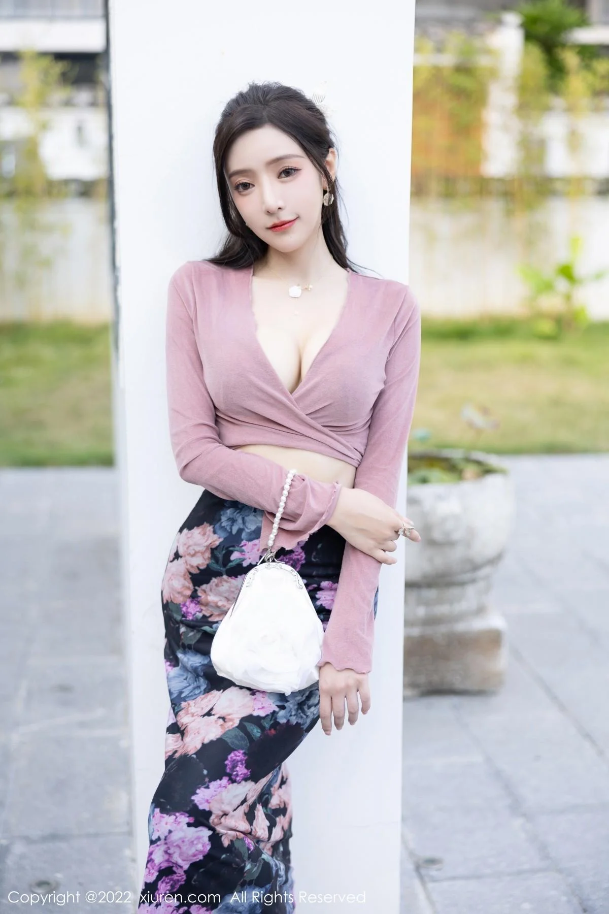 王馨瑶yanni粉灰色上衣配花色长裙露蕾丝内衣撩人绝美写真 第 6 张