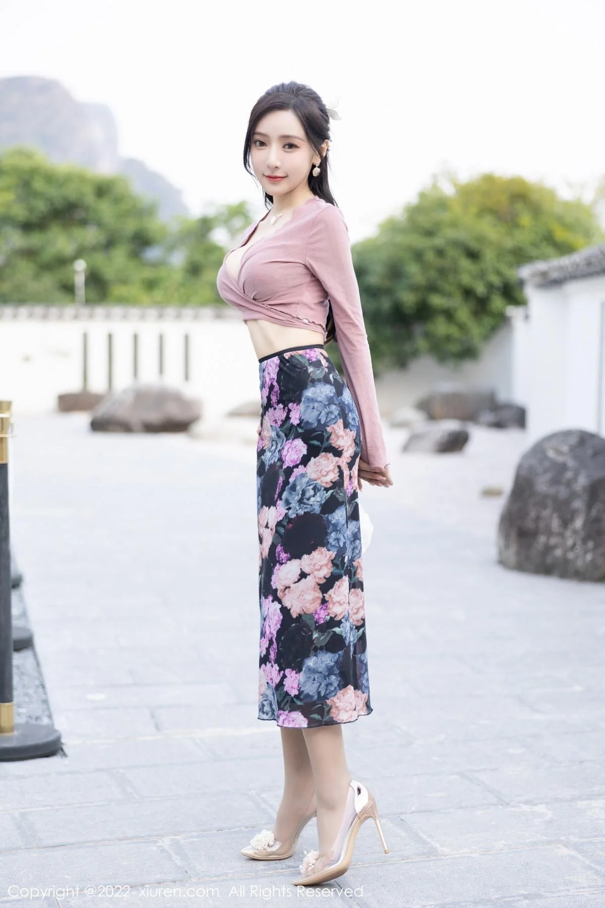 王馨瑶yanni粉灰色上衣配花色长裙露蕾丝内衣撩人绝美写真 第 7 张