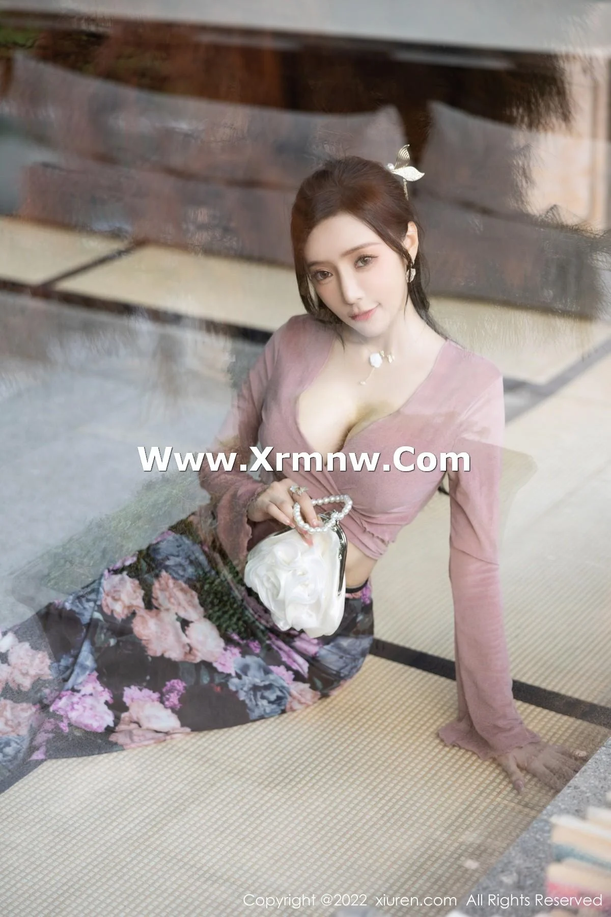 王馨瑶yanni粉灰色上衣配花色长裙露蕾丝内衣撩人绝美写真 第 8 张