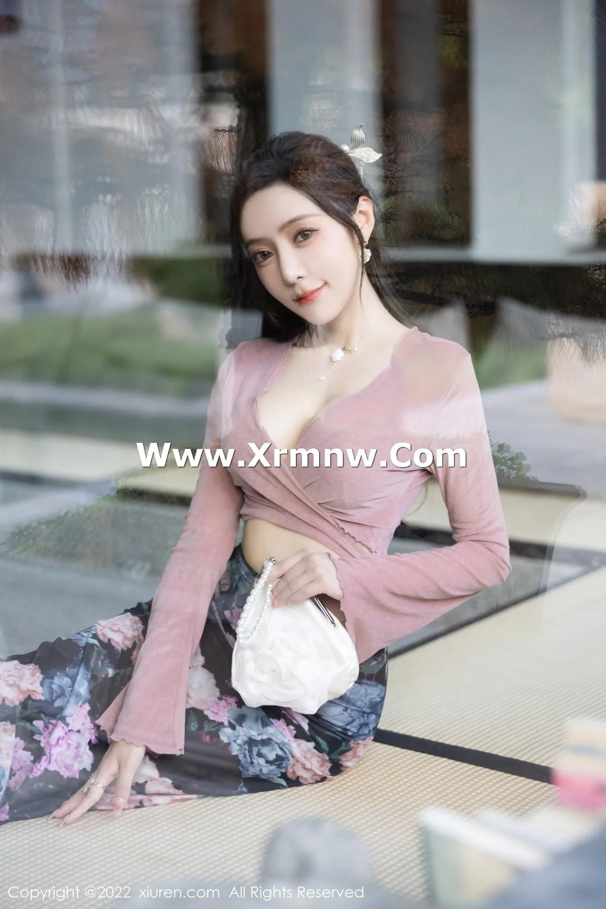 王馨瑶yanni粉灰色上衣配花色长裙露蕾丝内衣撩人绝美写真 第 9 张