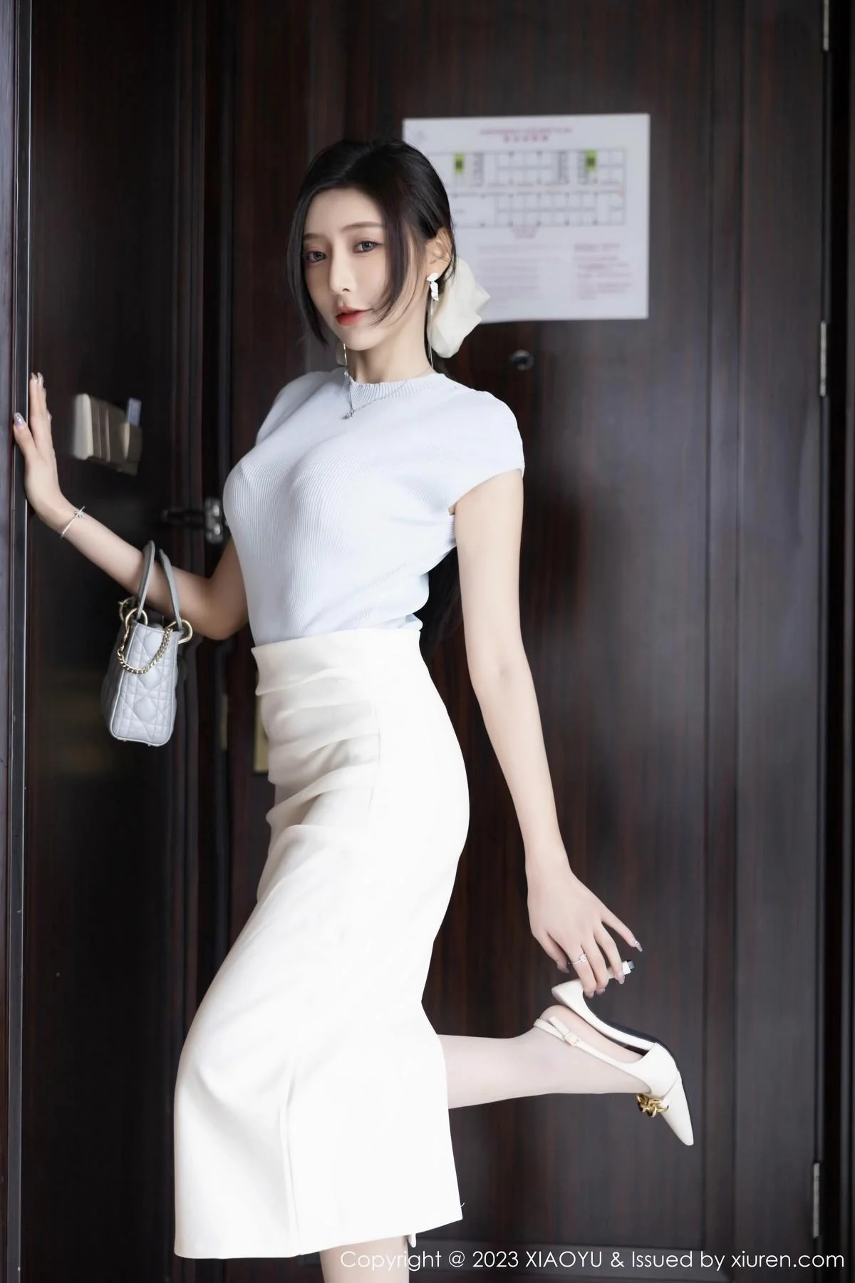 王馨瑶yanni淡粉色内衣配超薄无内肉丝秀惹火身材绝美写真 第 1 张