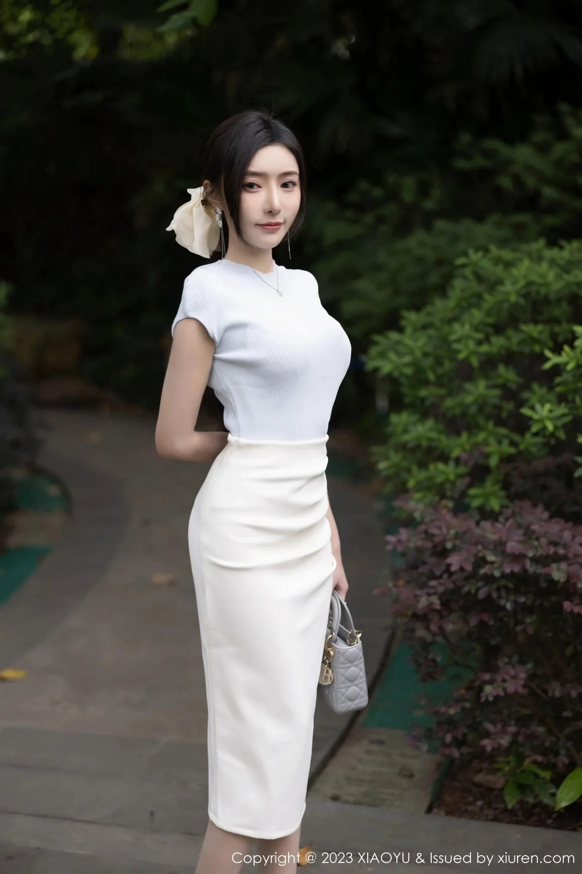 王馨瑶yanni淡粉色内衣配超薄无内肉丝秀惹火身材绝美写真 第 11 张