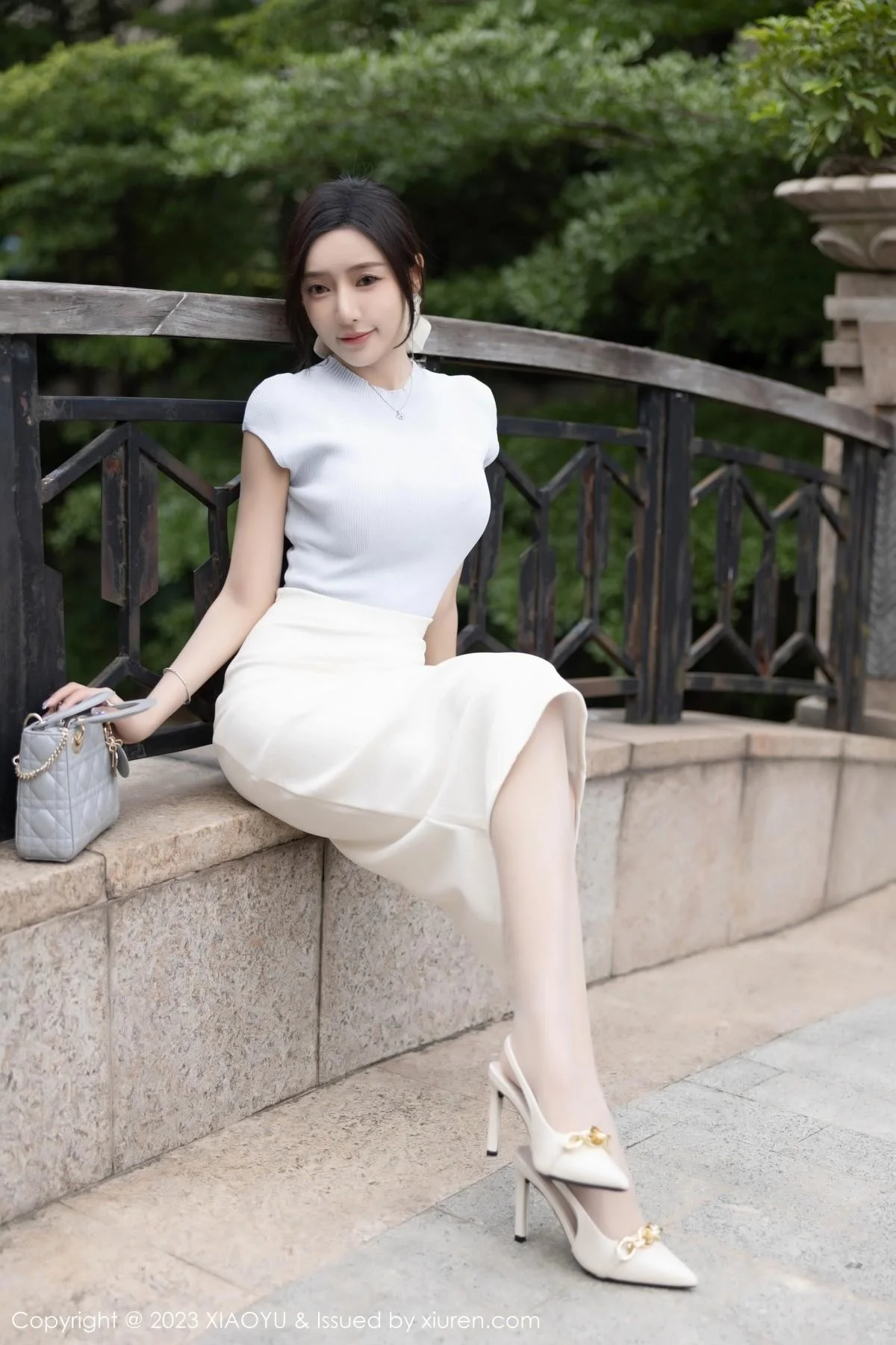 王馨瑶yanni淡粉色内衣配超薄无内肉丝秀惹火身材绝美写真 第 27 张