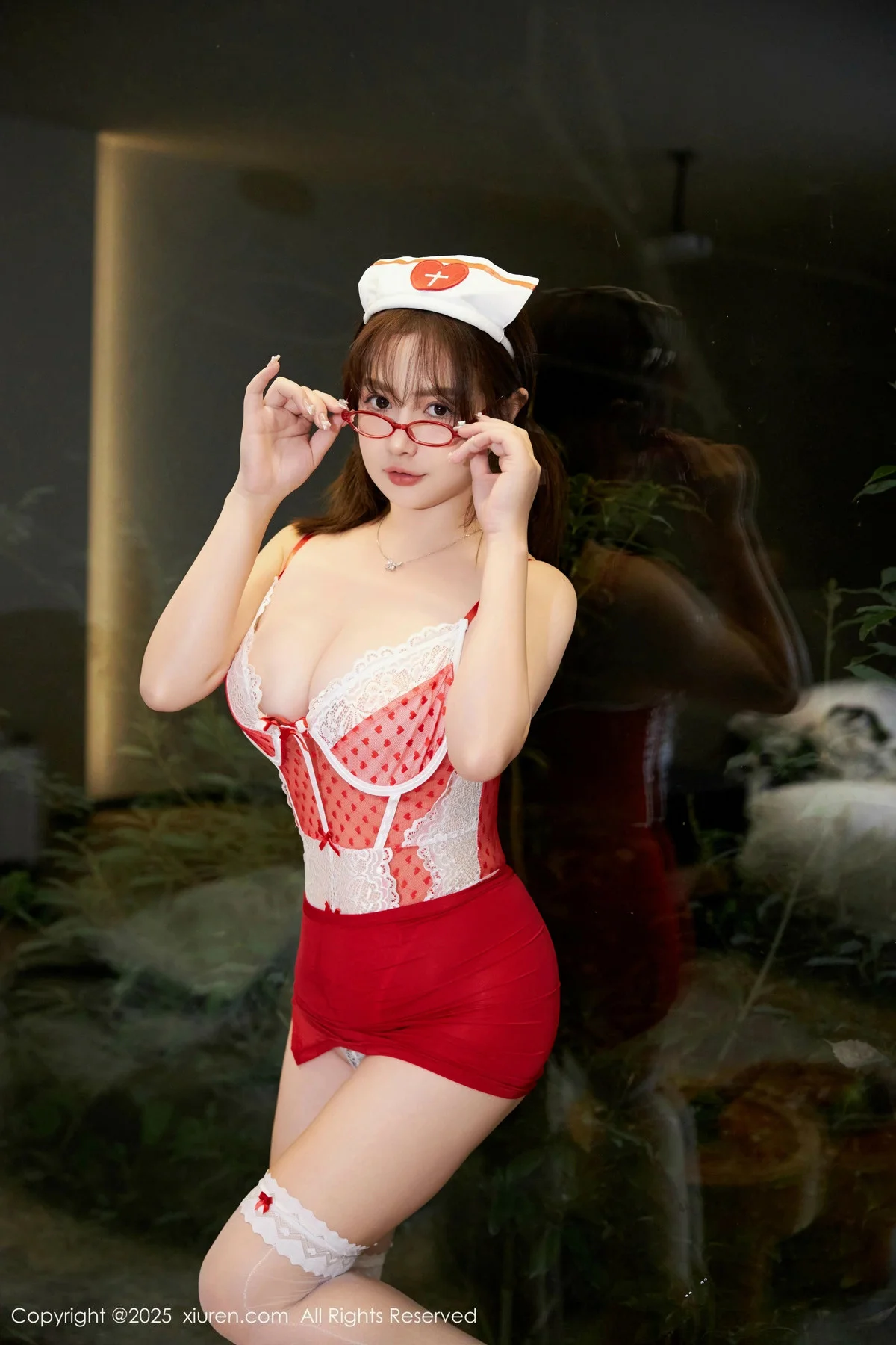 养乐多Doll性感红色情趣护士装配白丝袜秀完美身材绝美写真 第 8 张