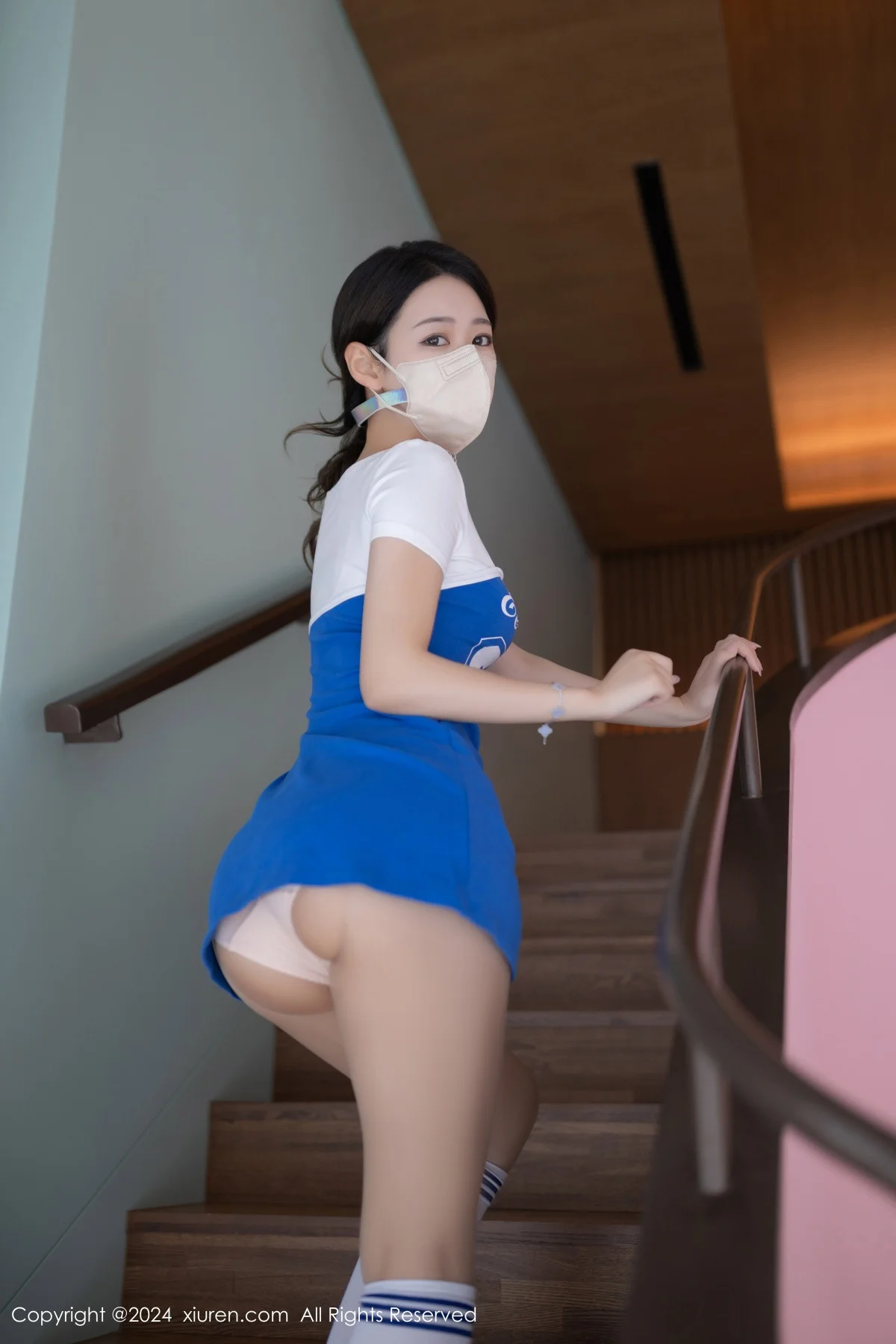 唐安琪性感蓝色篮球服露肉色内衣配白丝袜秀曼妙身姿绝美写真 第 1 张