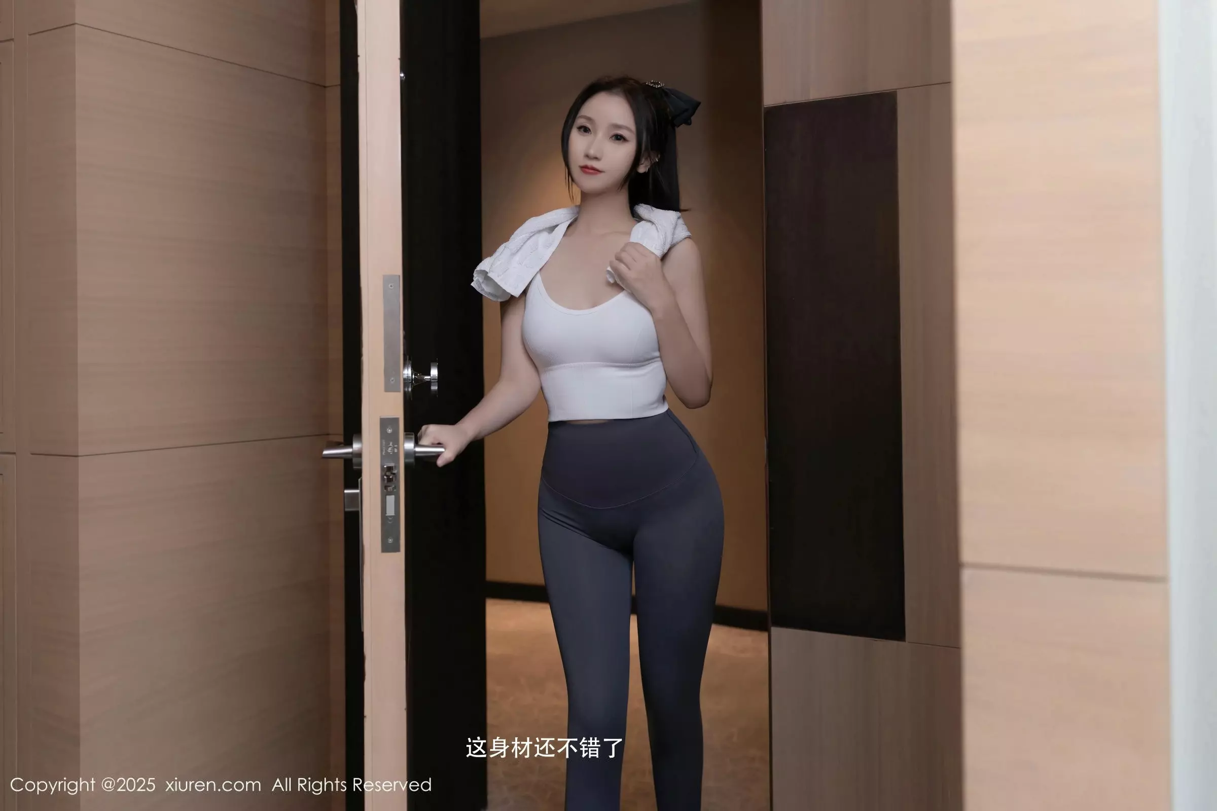 杏子Yada性感灰色瑜伽服露紫色内衣秀曼妙身姿绝美写真 第 17 张