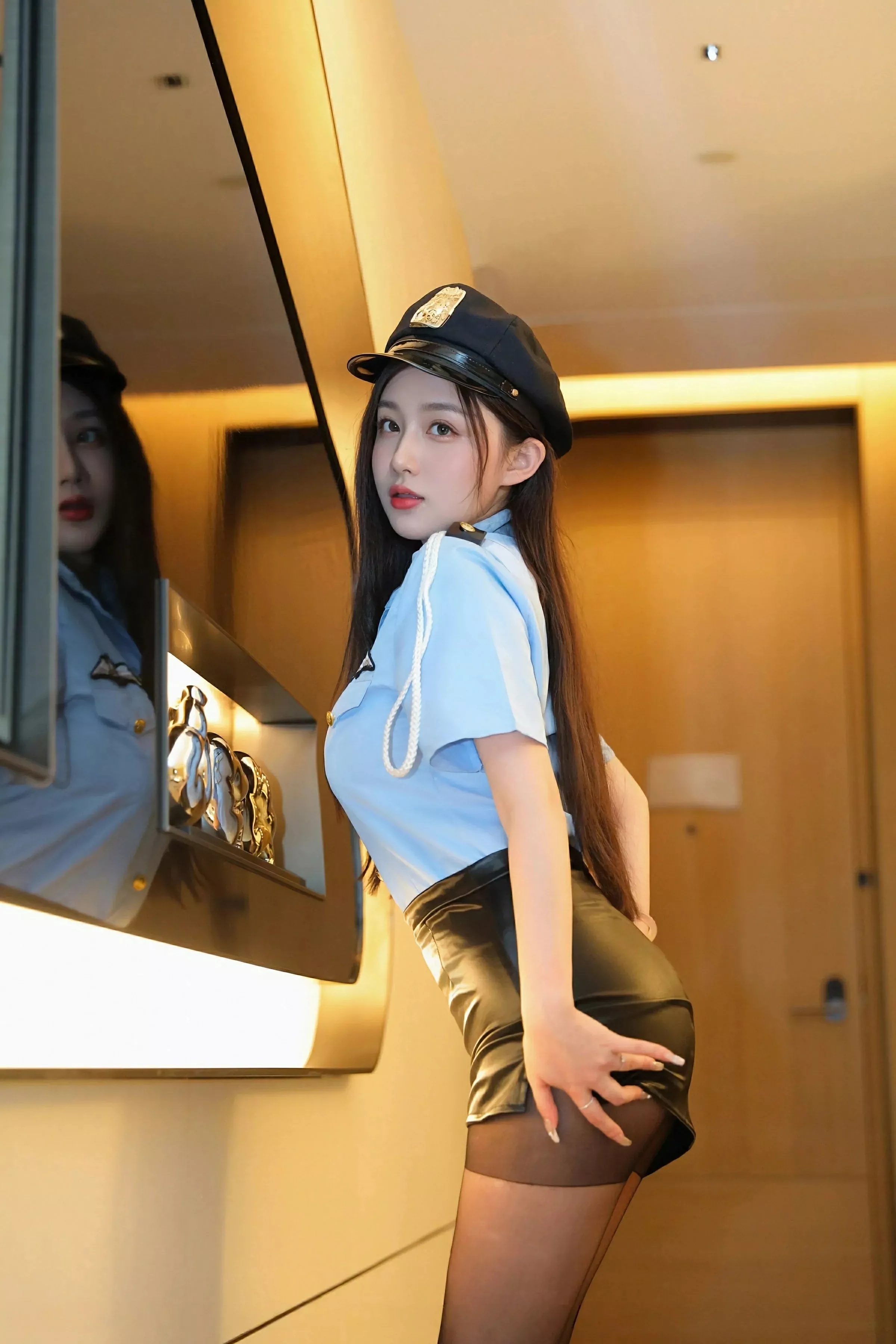 奶油猫呀性感蓝色制服配超薄黑丝秀丰腴身材迷人绝美写真 第 5 张