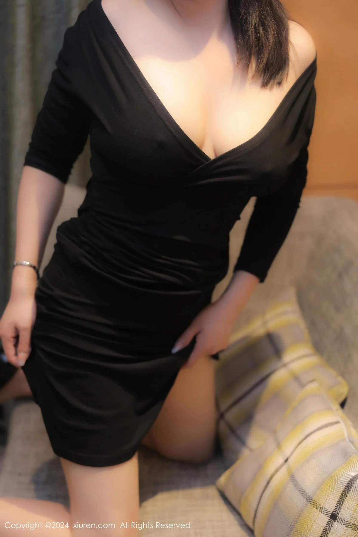 水水姐性感黑色连衣裙配开档黑丝秀翘臀美腿绝美写真 第 111 张