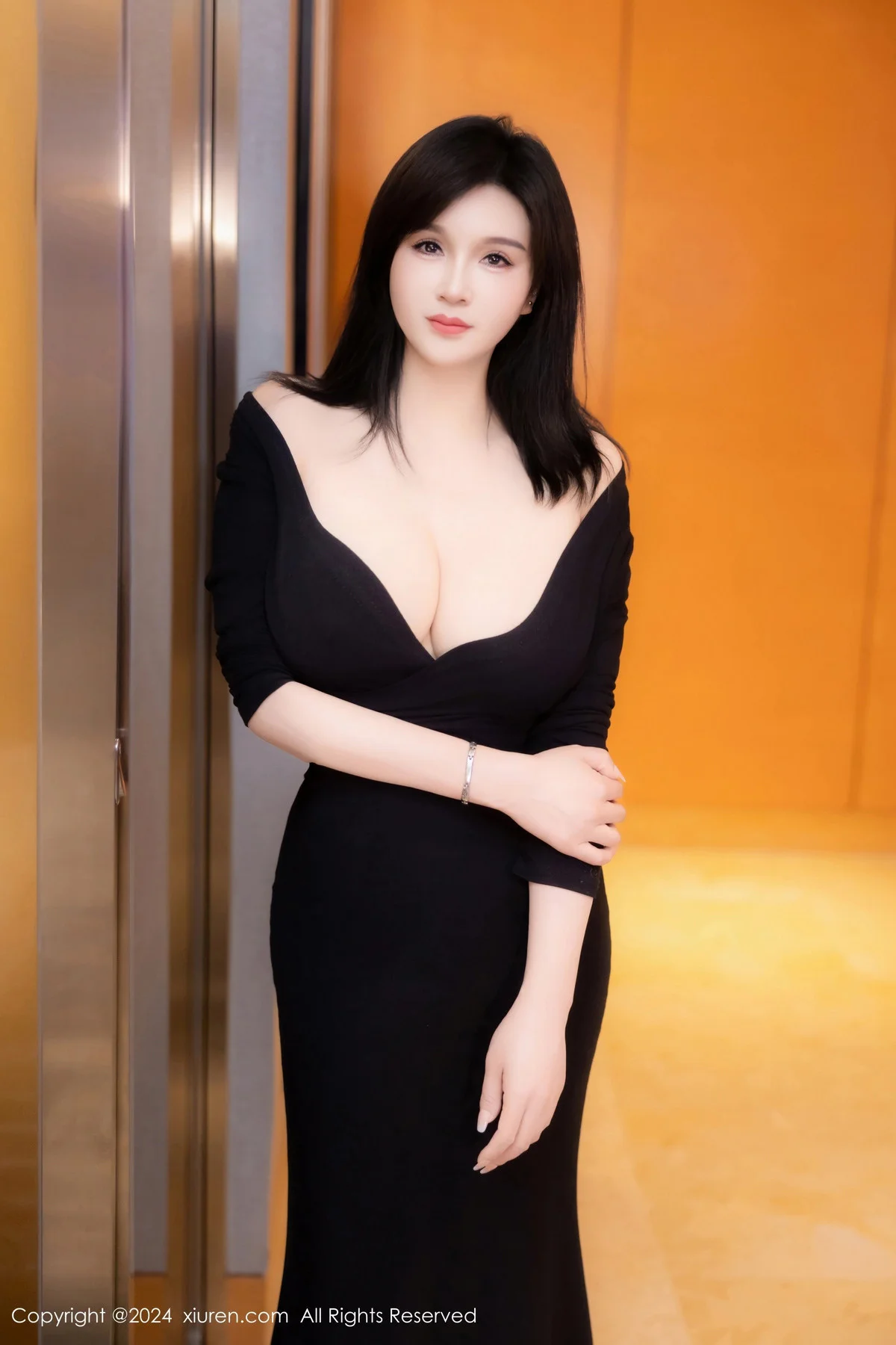 水水姐性感黑色连衣裙配开档黑丝秀翘臀美腿绝美写真 第 13 张