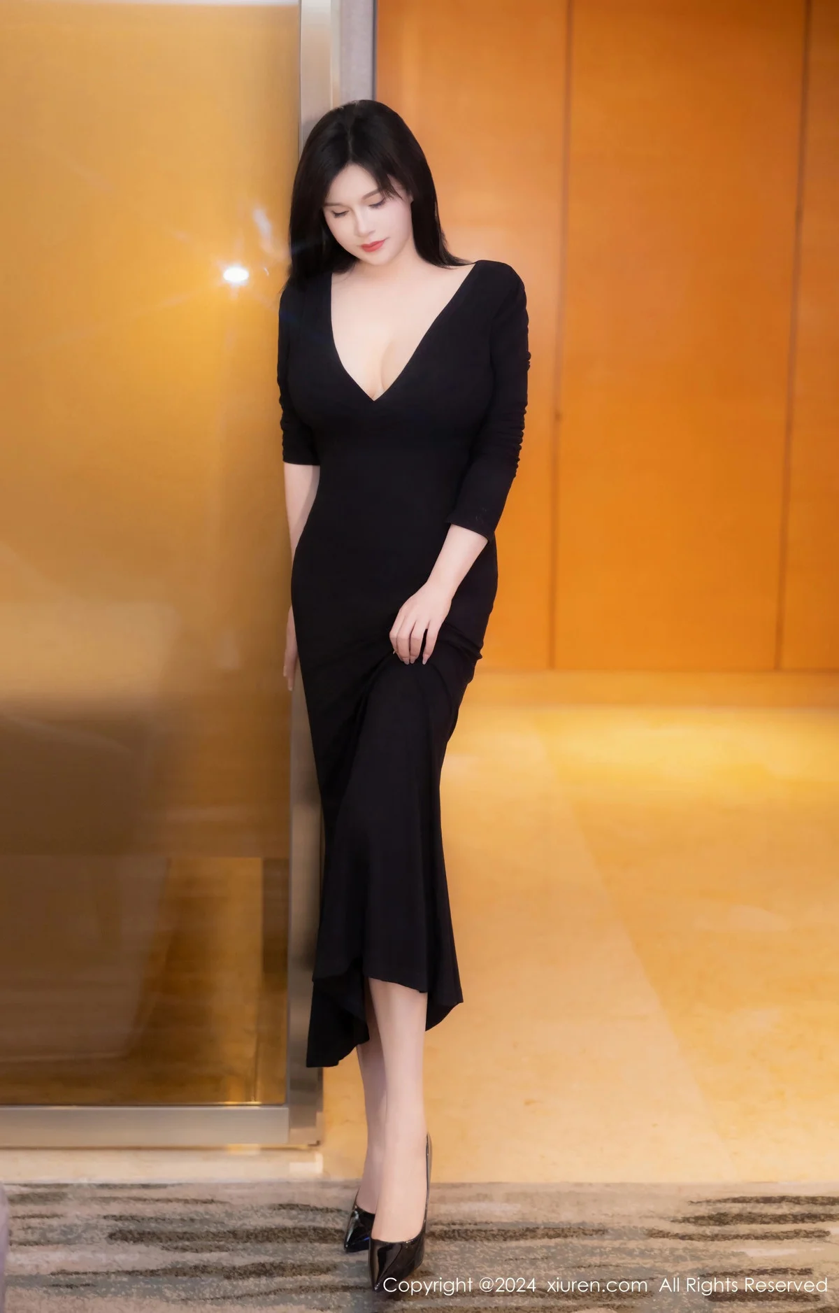 水水姐性感黑色连衣裙配开档黑丝秀翘臀美腿绝美写真 第 8 张