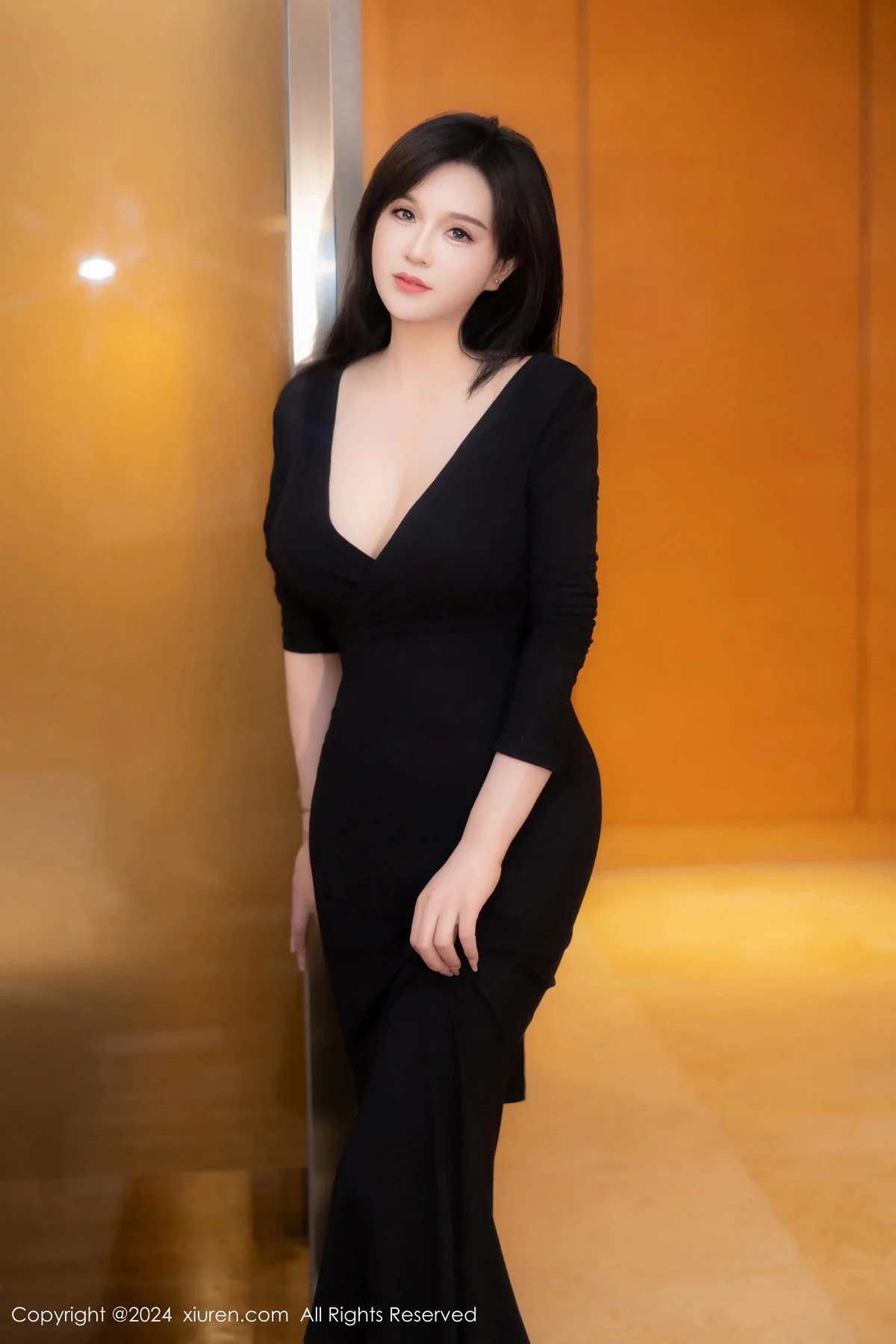 水水姐性感黑色连衣裙配开档黑丝秀翘臀美腿绝美写真 第 9 张