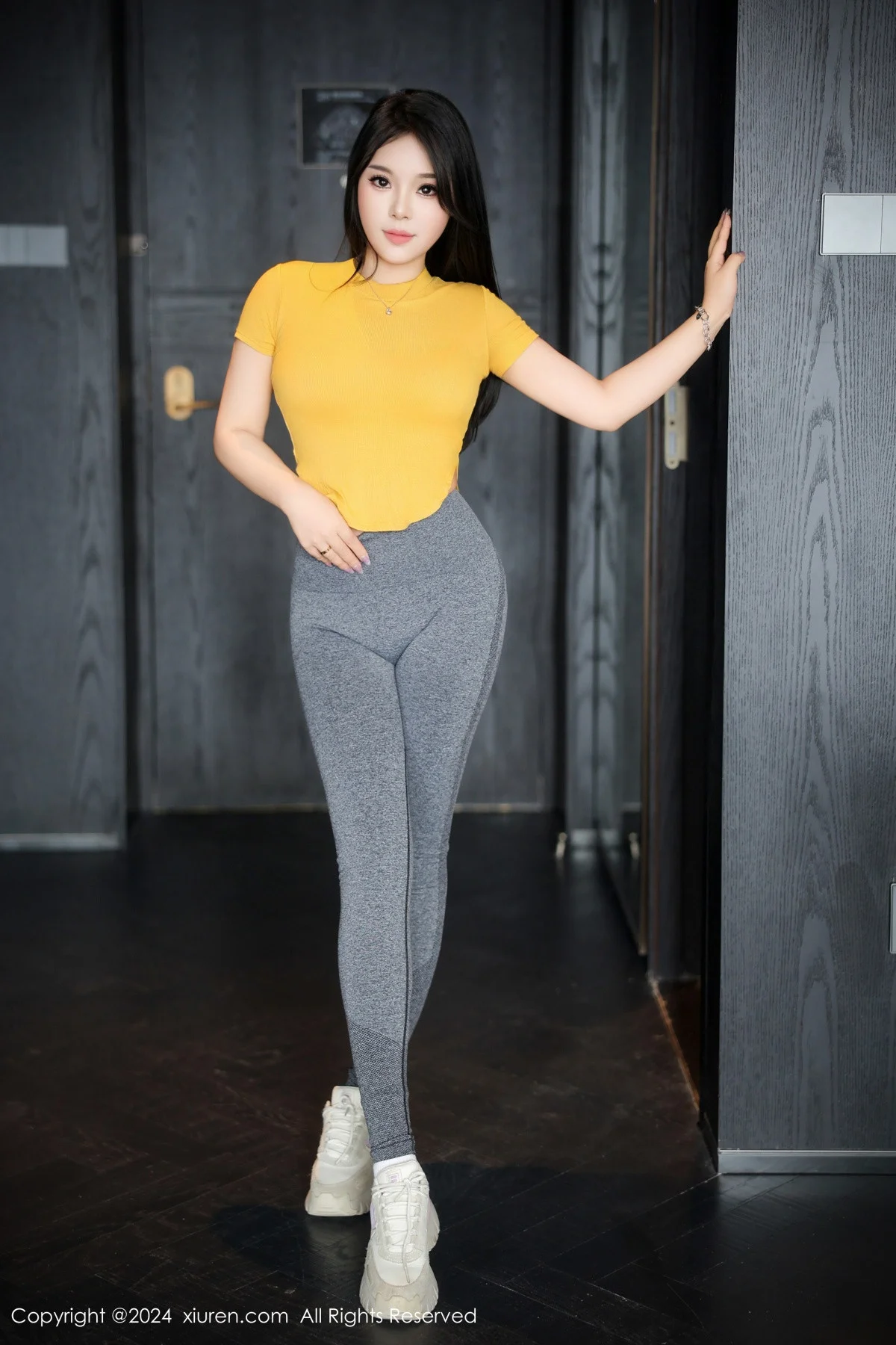 麦田健身房性感黄T配灰色瑜伽裤紧身秀曼妙身姿绝美写真 第 29 张