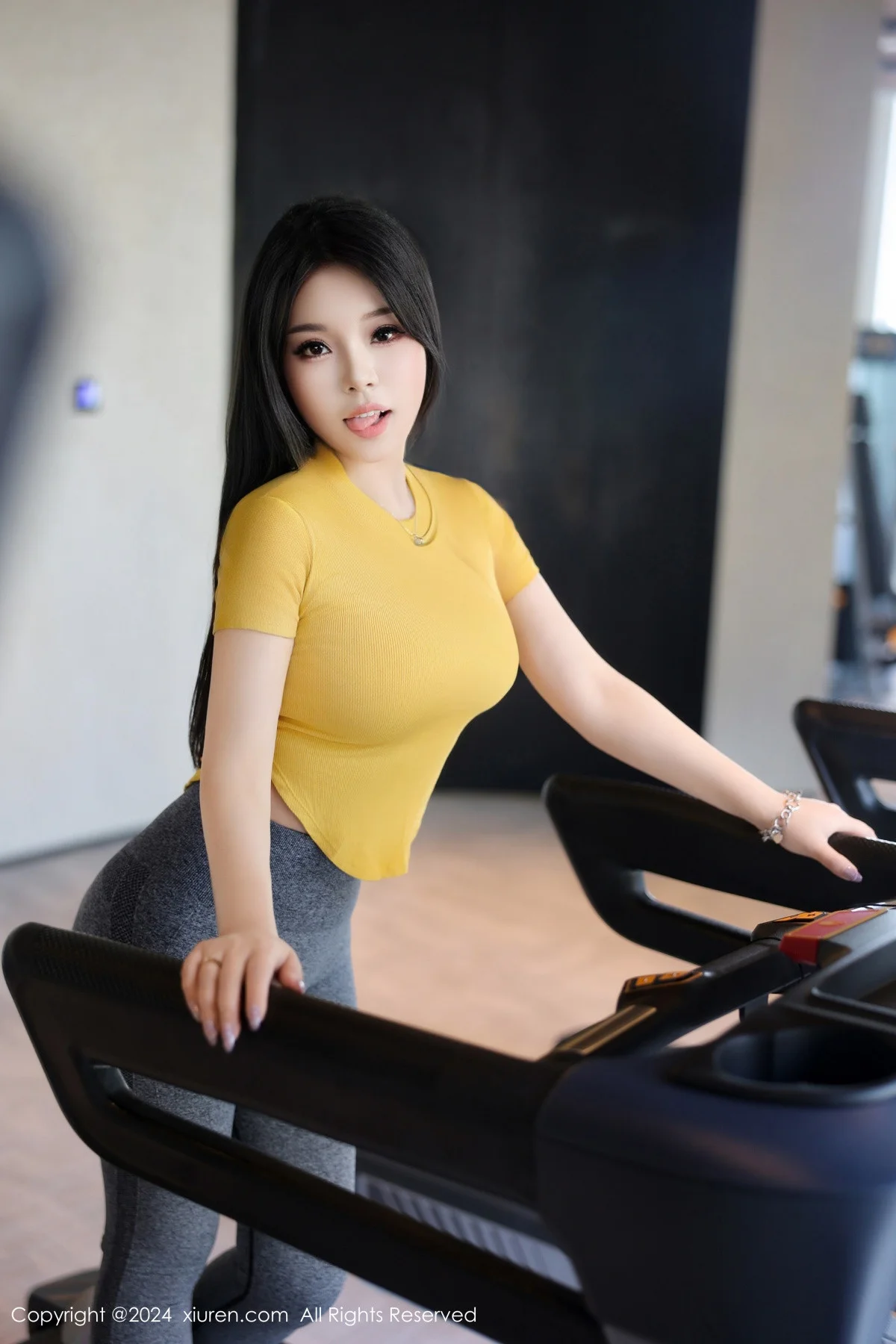 麦田健身房性感黄T配灰色瑜伽裤紧身秀曼妙身姿绝美写真 第 4 张