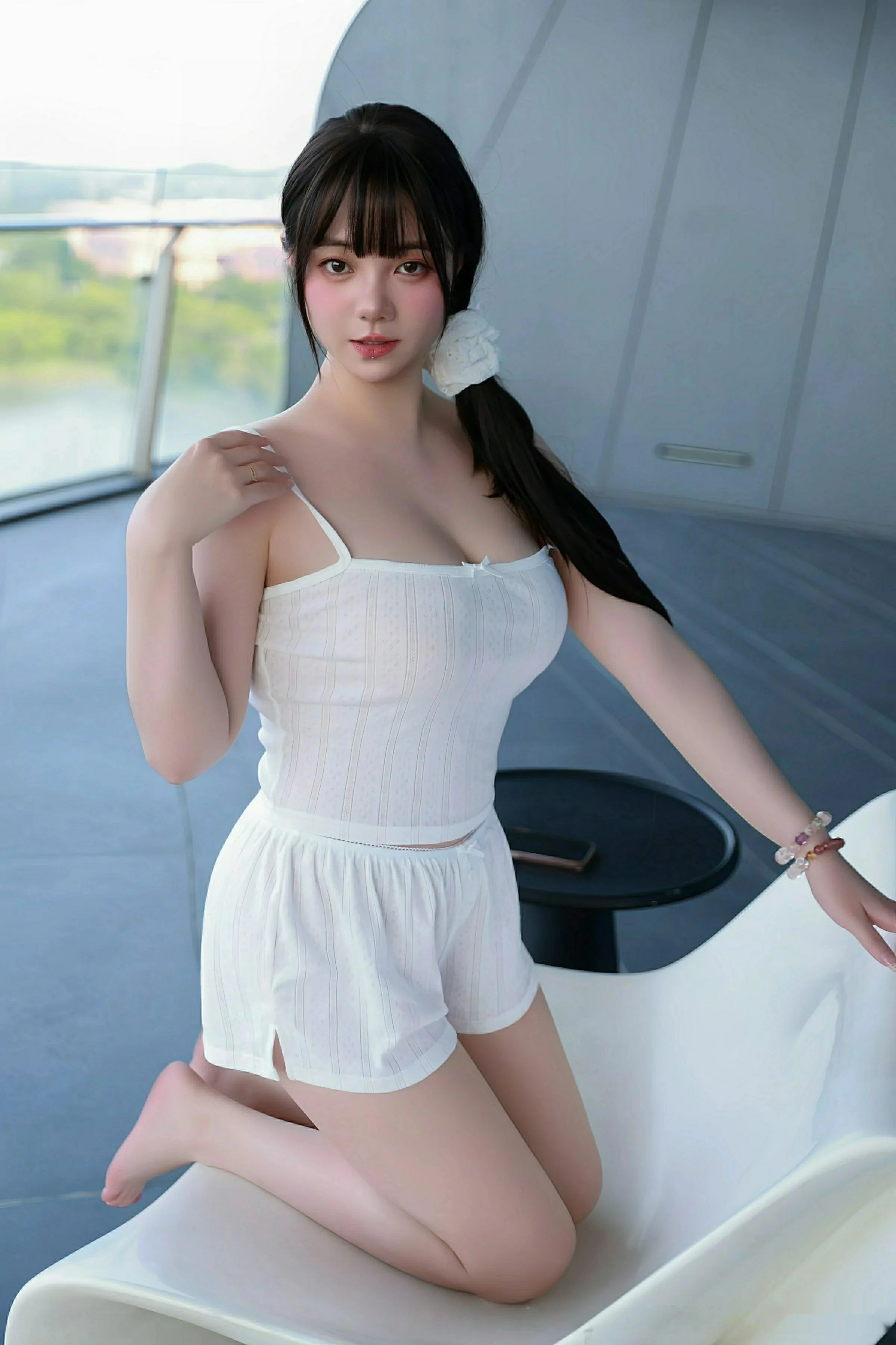 软情性感白色低胸吊带配白色短裤秀丰腴身姿撩人绝美写真 第 13 张