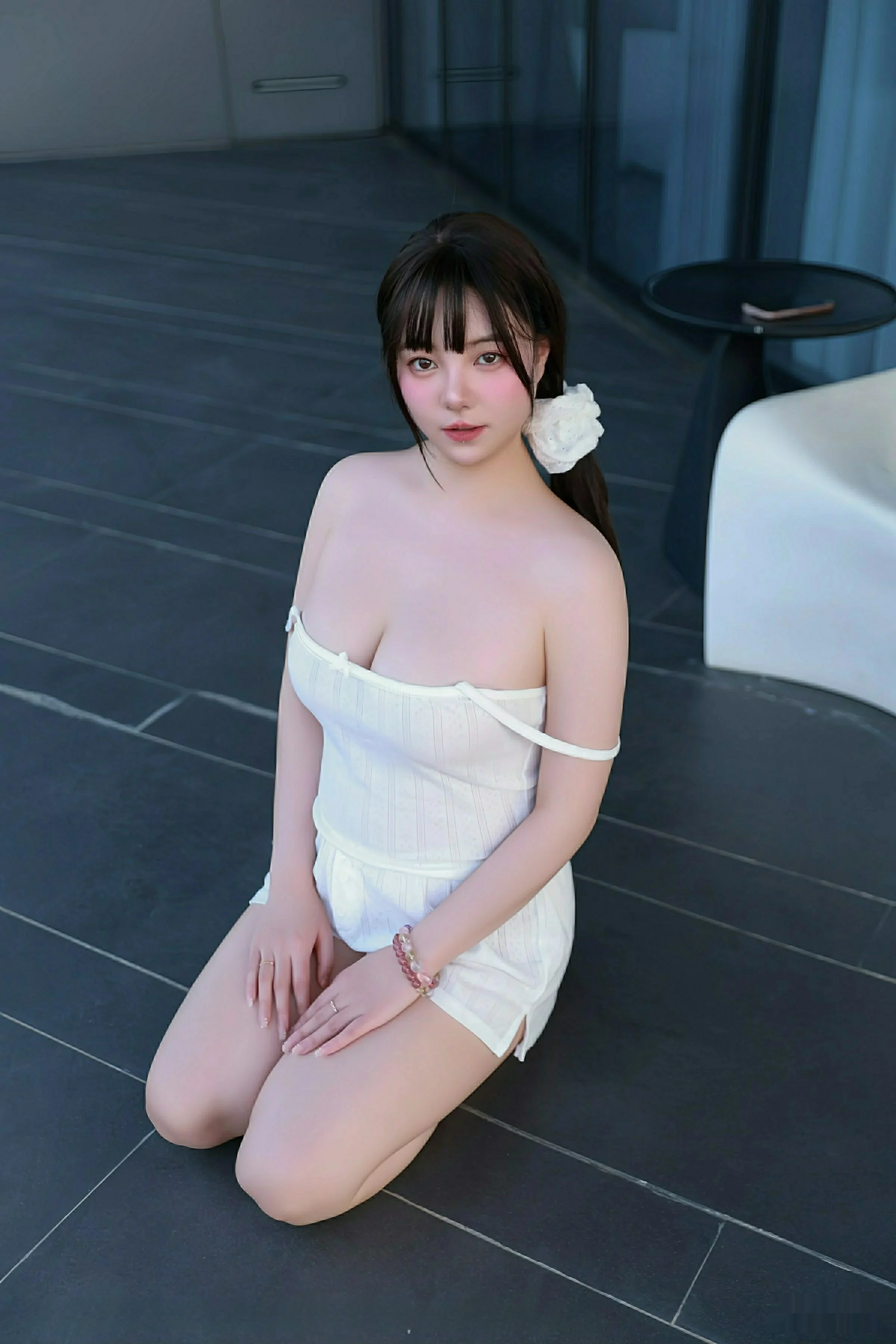 软情性感白色低胸吊带配白色短裤秀丰腴身姿撩人绝美写真 第 41 张