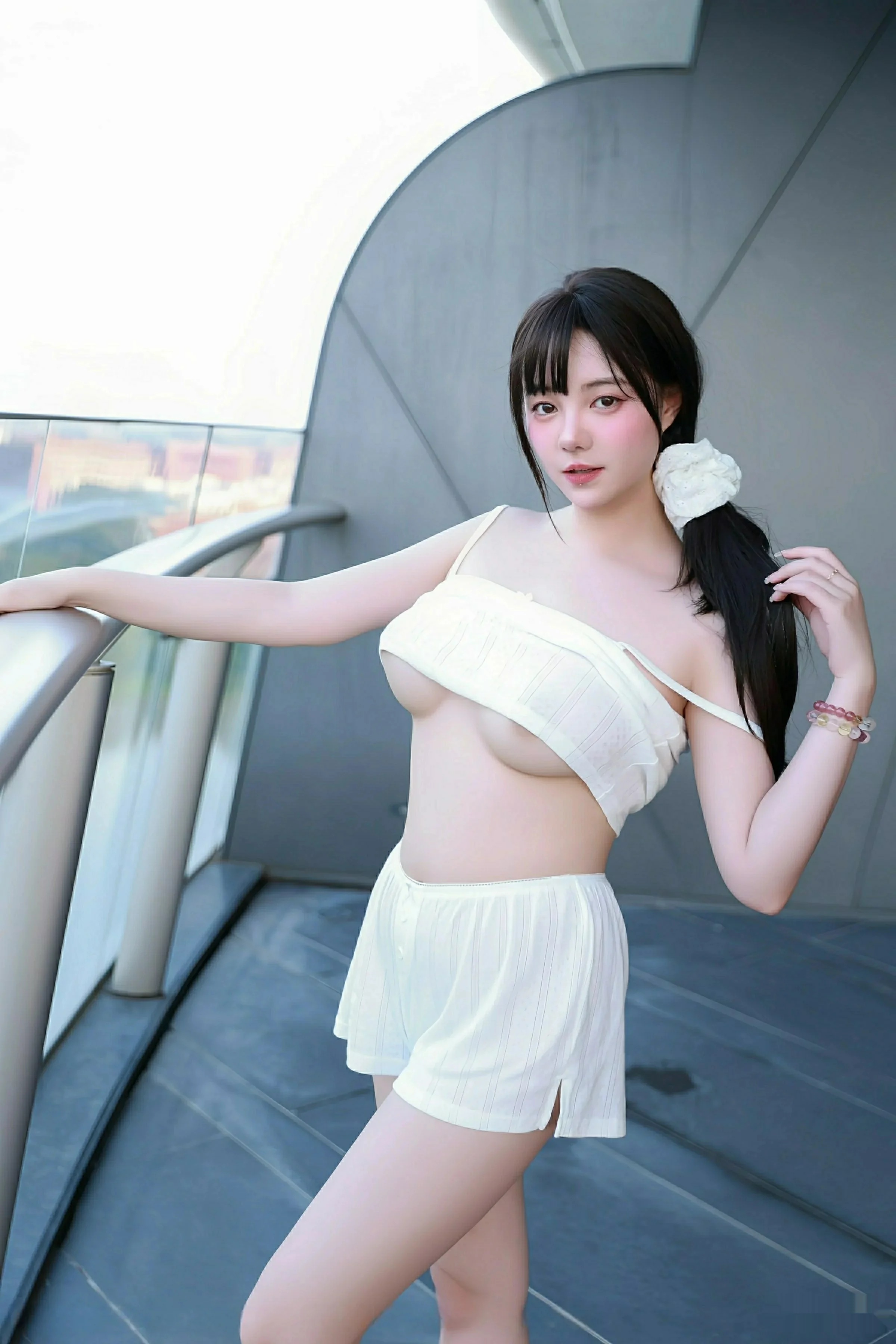 软情性感白色低胸吊带配白色短裤秀丰腴身姿撩人绝美写真 第 47 张