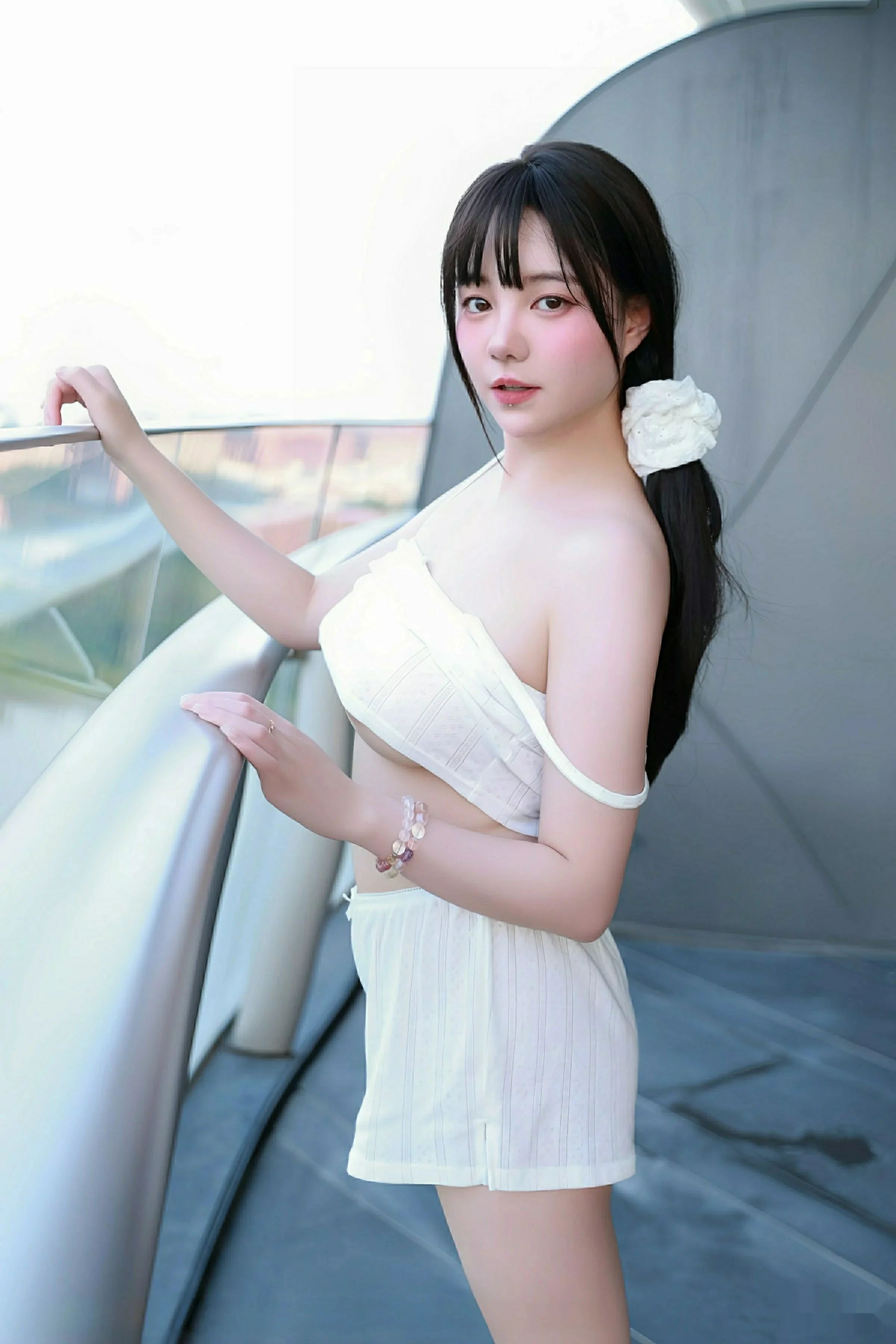 软情性感白色低胸吊带配白色短裤秀丰腴身姿撩人绝美写真 第 51 张