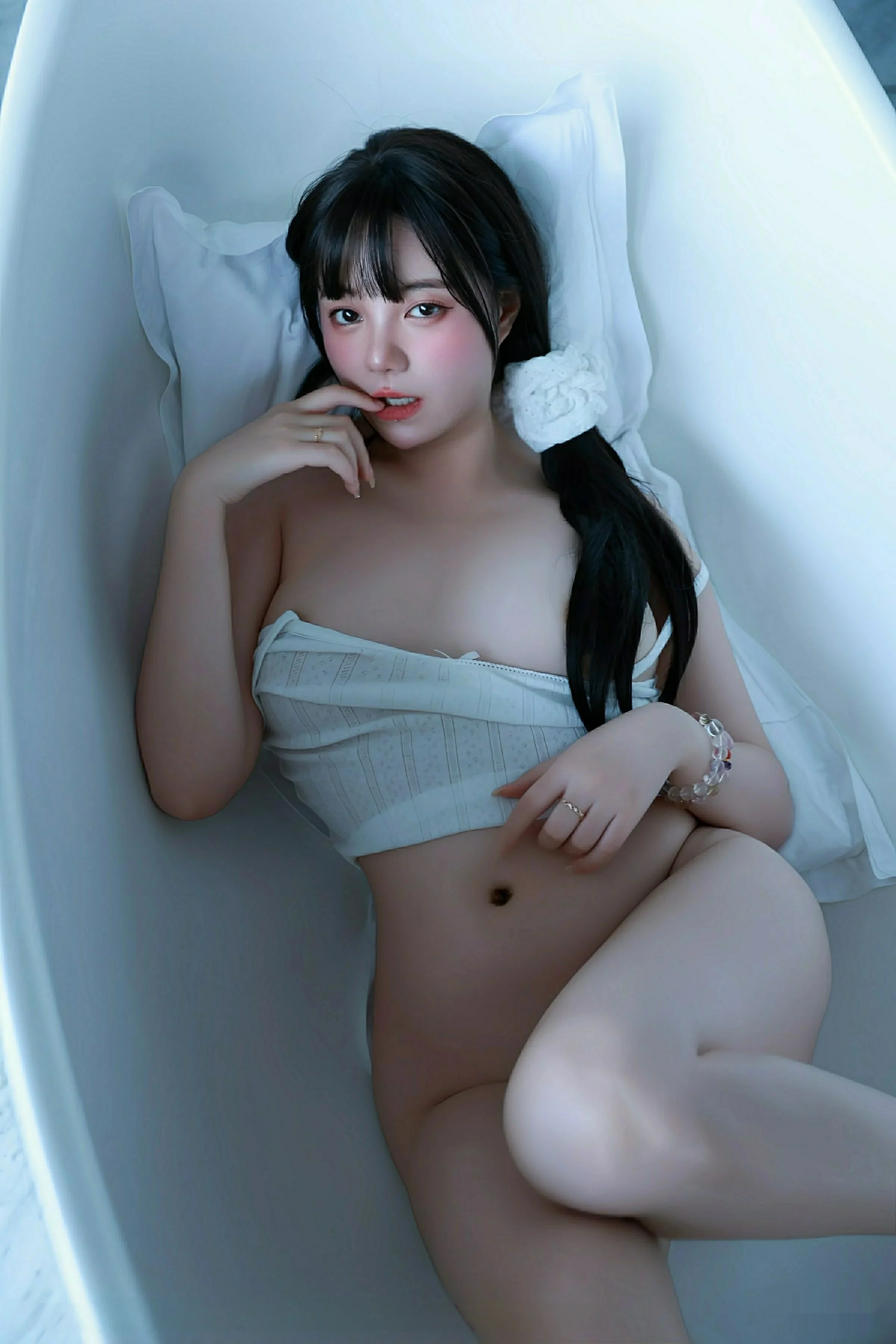 软情性感白色低胸吊带配白色短裤秀丰腴身姿撩人绝美写真 第 64 张