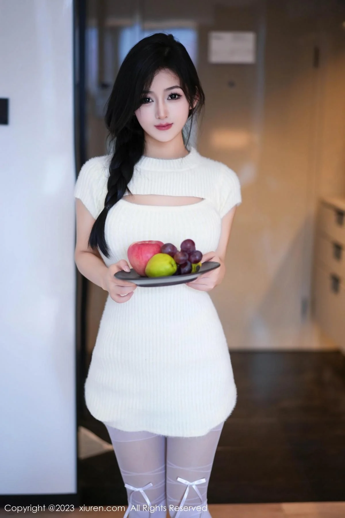 谭小灵性感粉色轻透内衣配超薄白丝袜秀惹火身段绝美写真 第 1 张