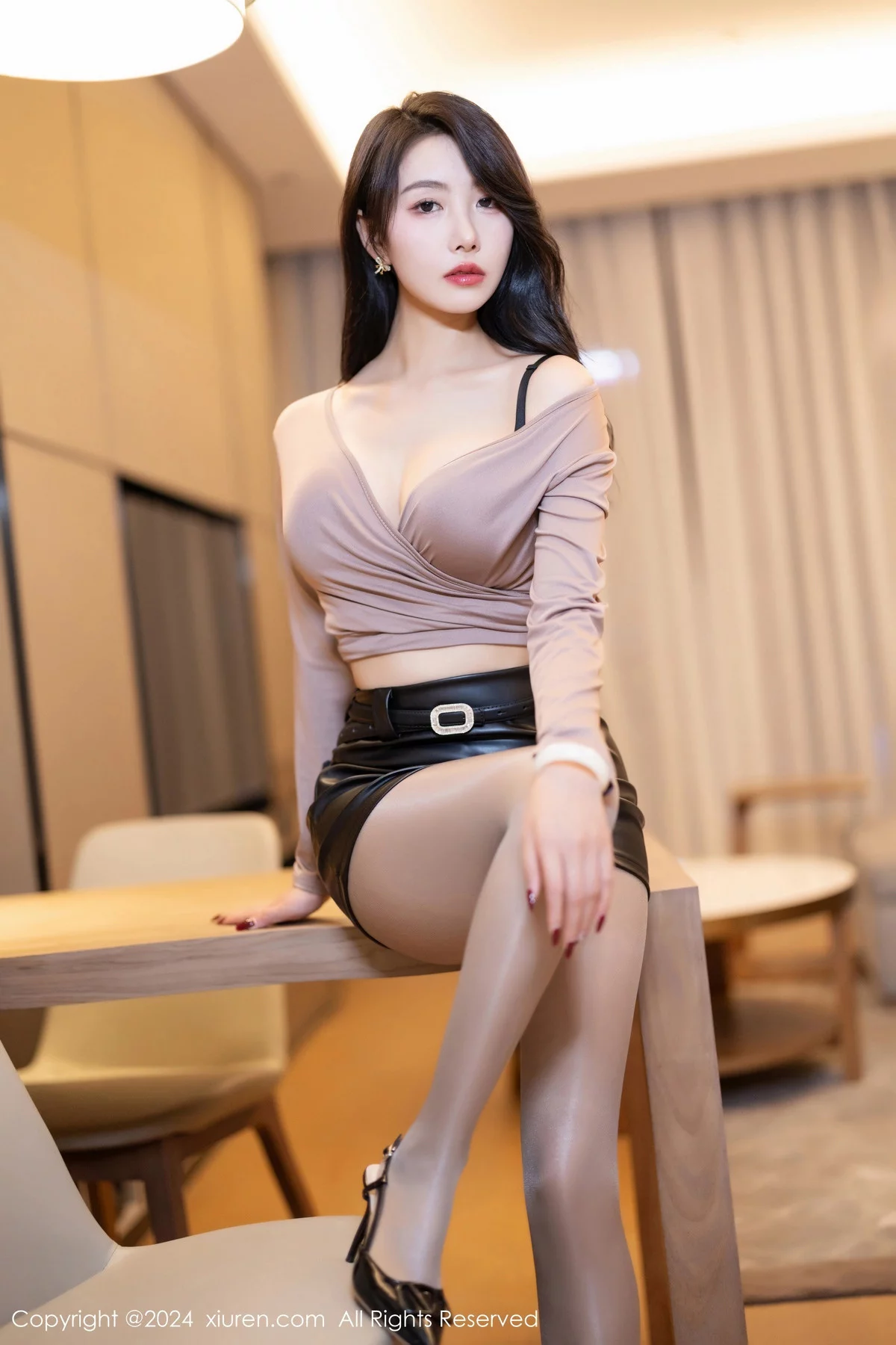 苏苏阿私房性感黑色内衣配超薄闪亮黑丝秀惹火身姿绝美写真 第 11 张