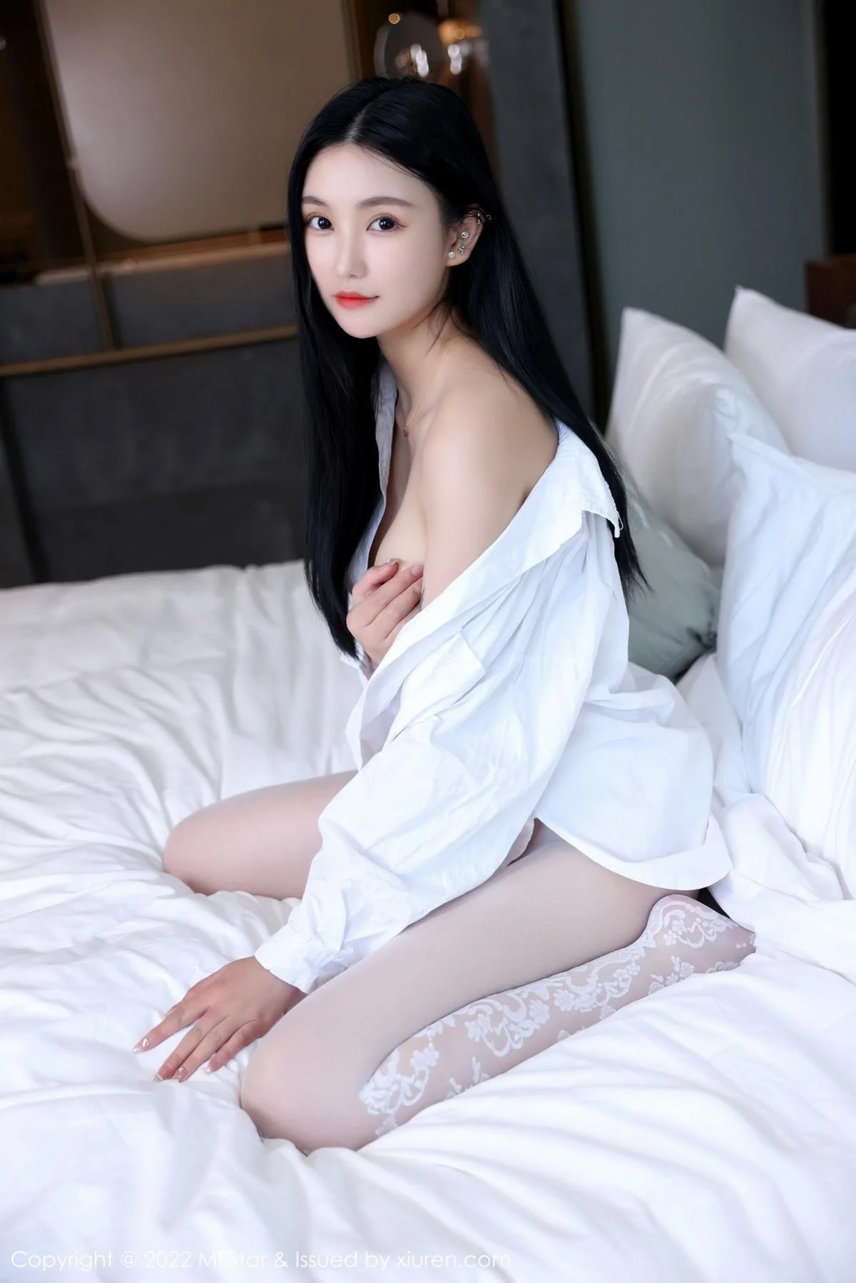 小米XM性感白T配白色蛇纹无内丝袜惹火绝美写真 第 18 张