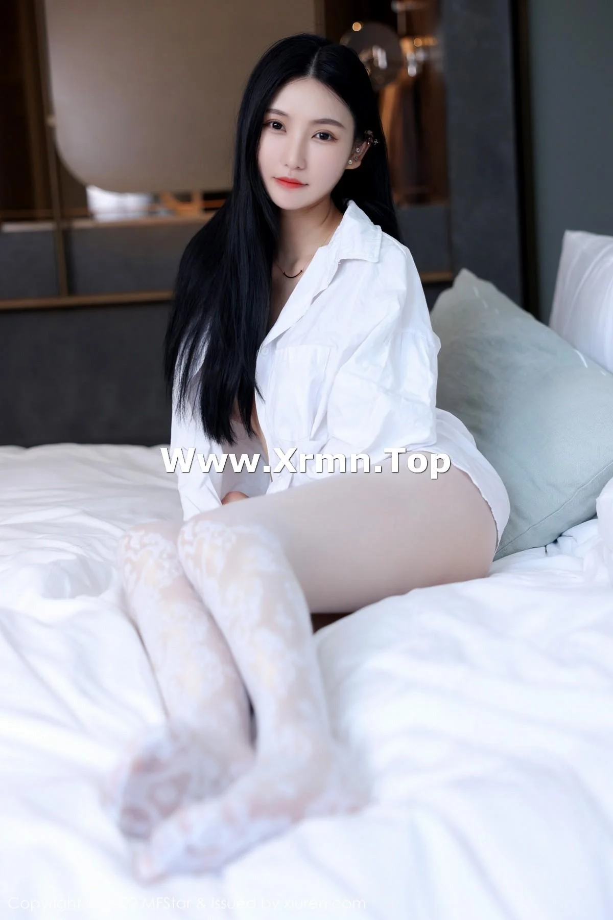小米XM性感白T配白色蛇纹无内丝袜惹火绝美写真 第 38 张